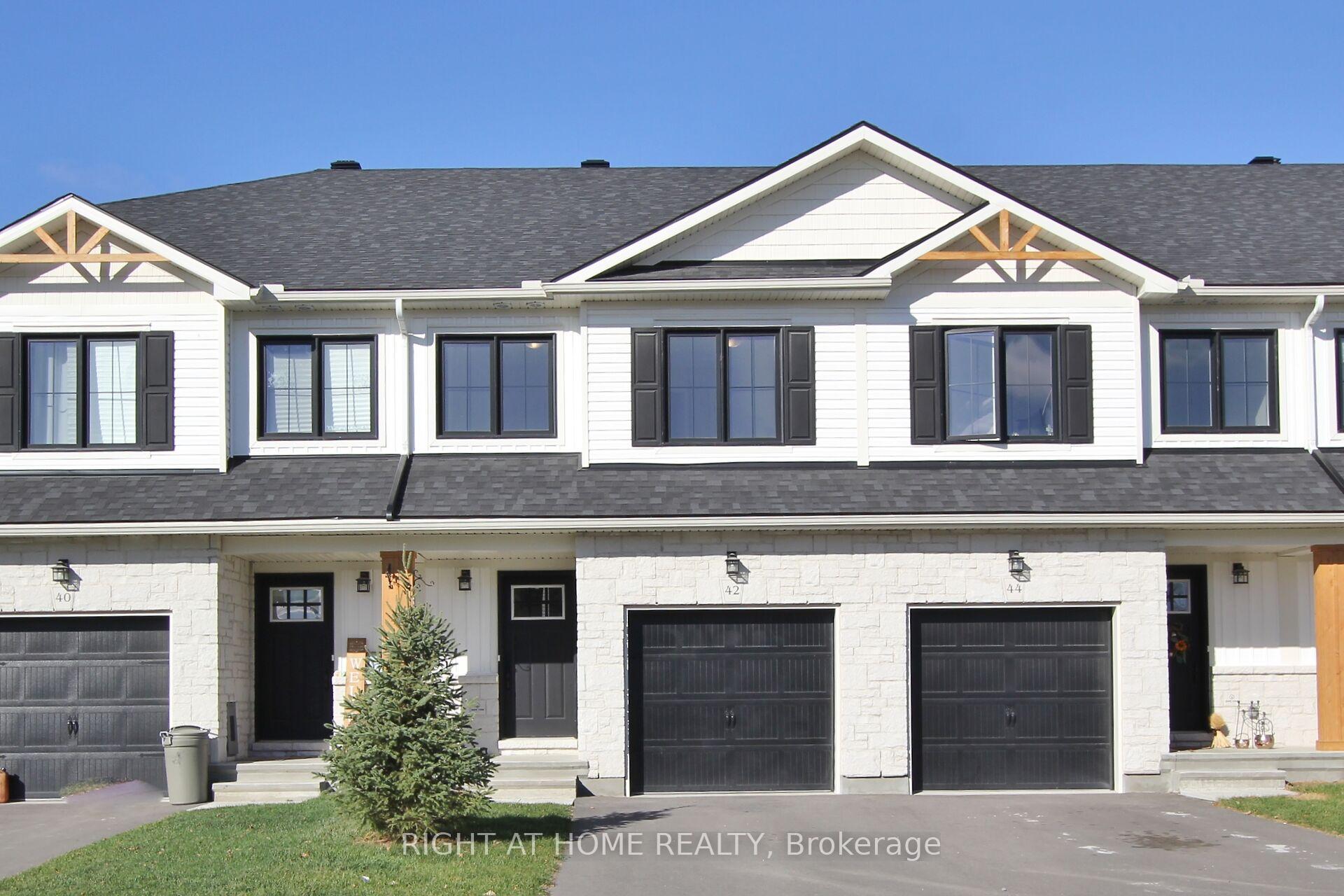 Photo 2 of 42 Whitcomb Crescent, Smiths Falls — HOMEH