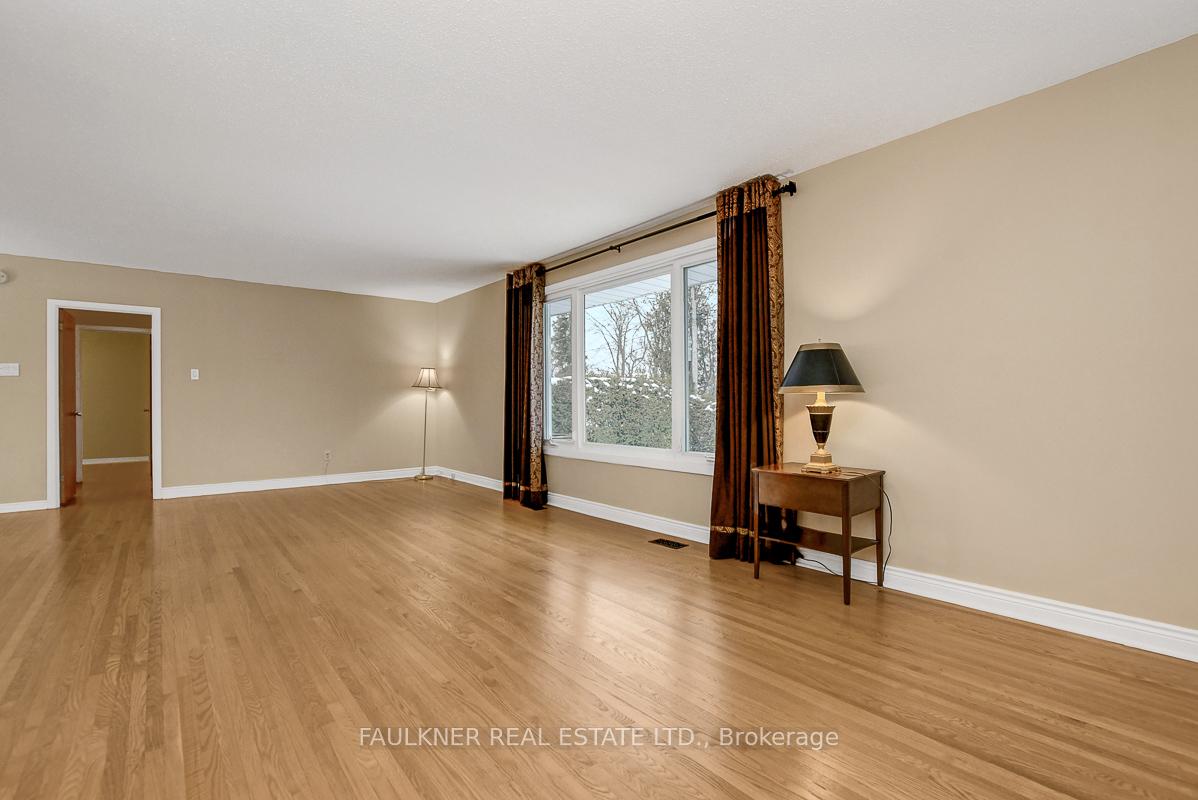 Photo 10 of 5 Lavina Crescent, Ottawa, Leslie Park — HOMEH