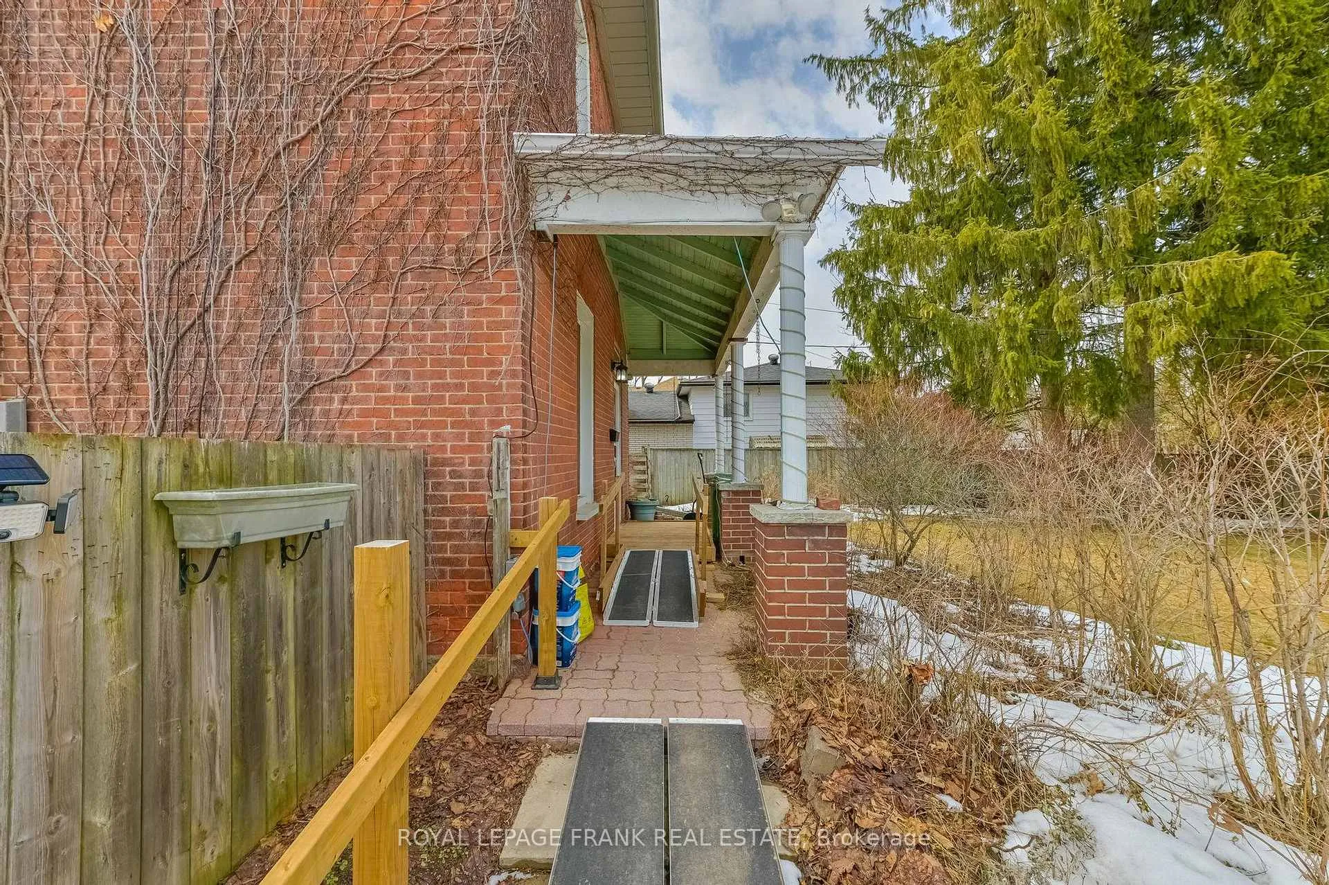 Photo 4 of 865 Parkhill Road W, Peterborough, Monaghan Ward 2 — HOMEH