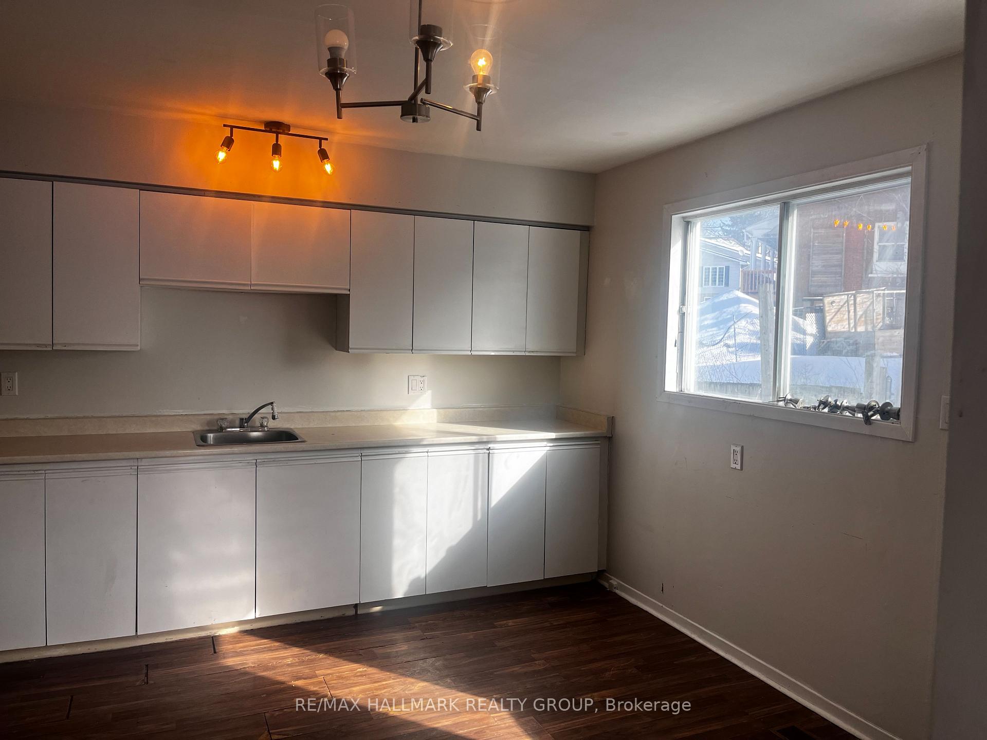 Photo 3 of 50 Centre Street, Smiths Falls — HOMEH