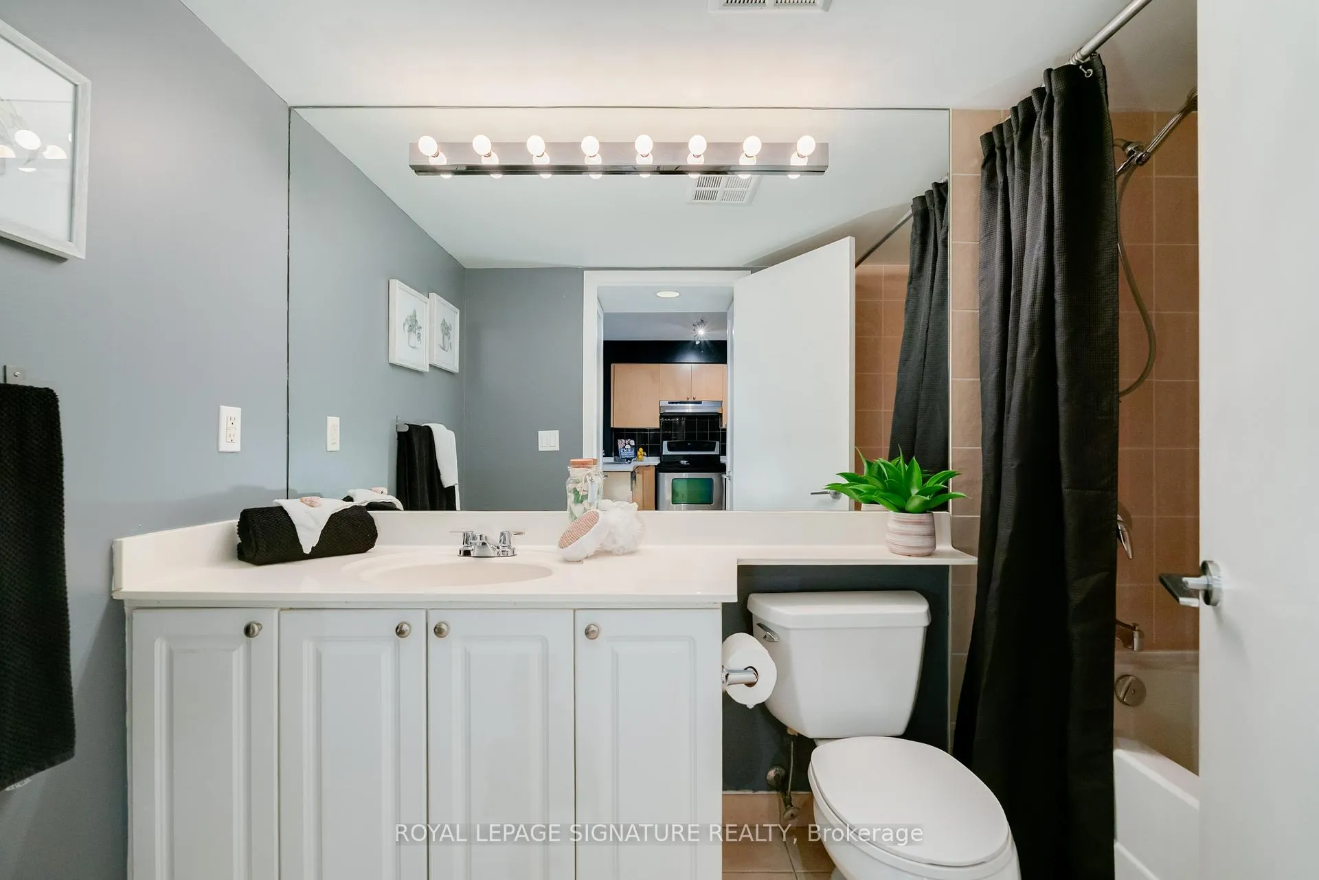Photo 8 of Unit 617, 219 Fort York Boulevard, Toronto, Niagara — HOMEH
