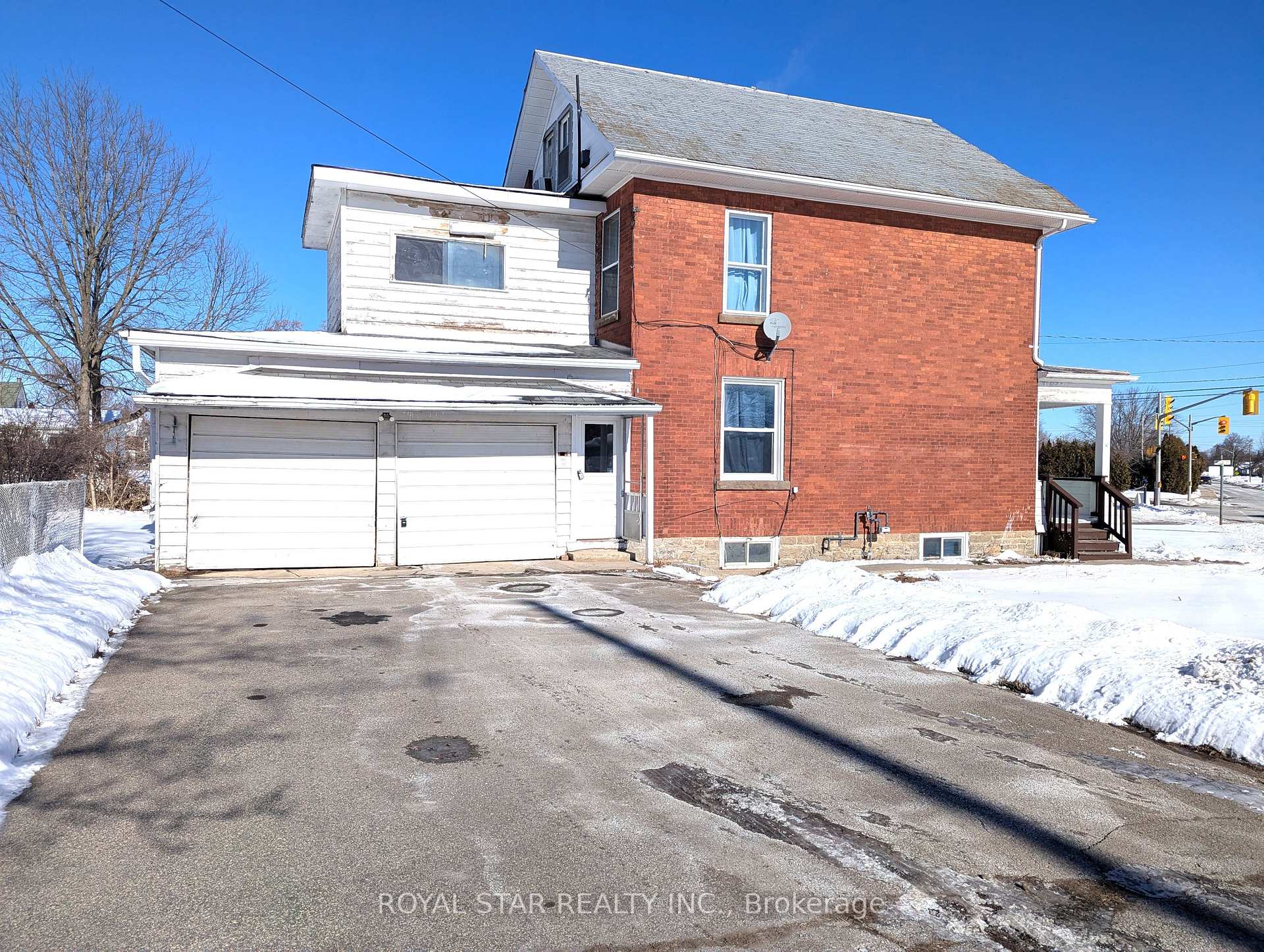 Front of Unit A, 196 Brockville Street