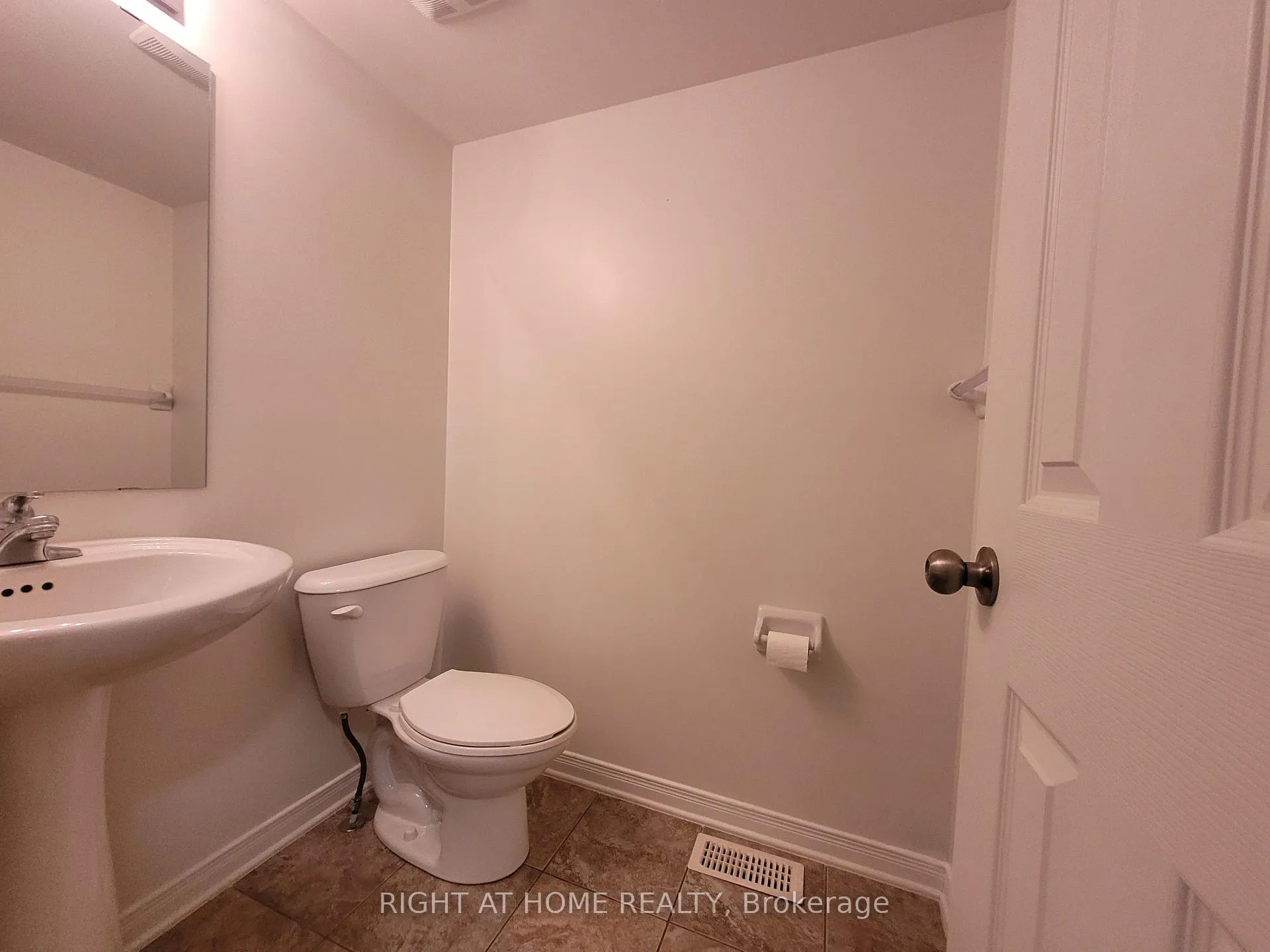 Photo 4 of 204 Rolling Meadow Crescent, Ottawa, Mer Bleue/Bradley Estates/Anderson Park — HOMEH