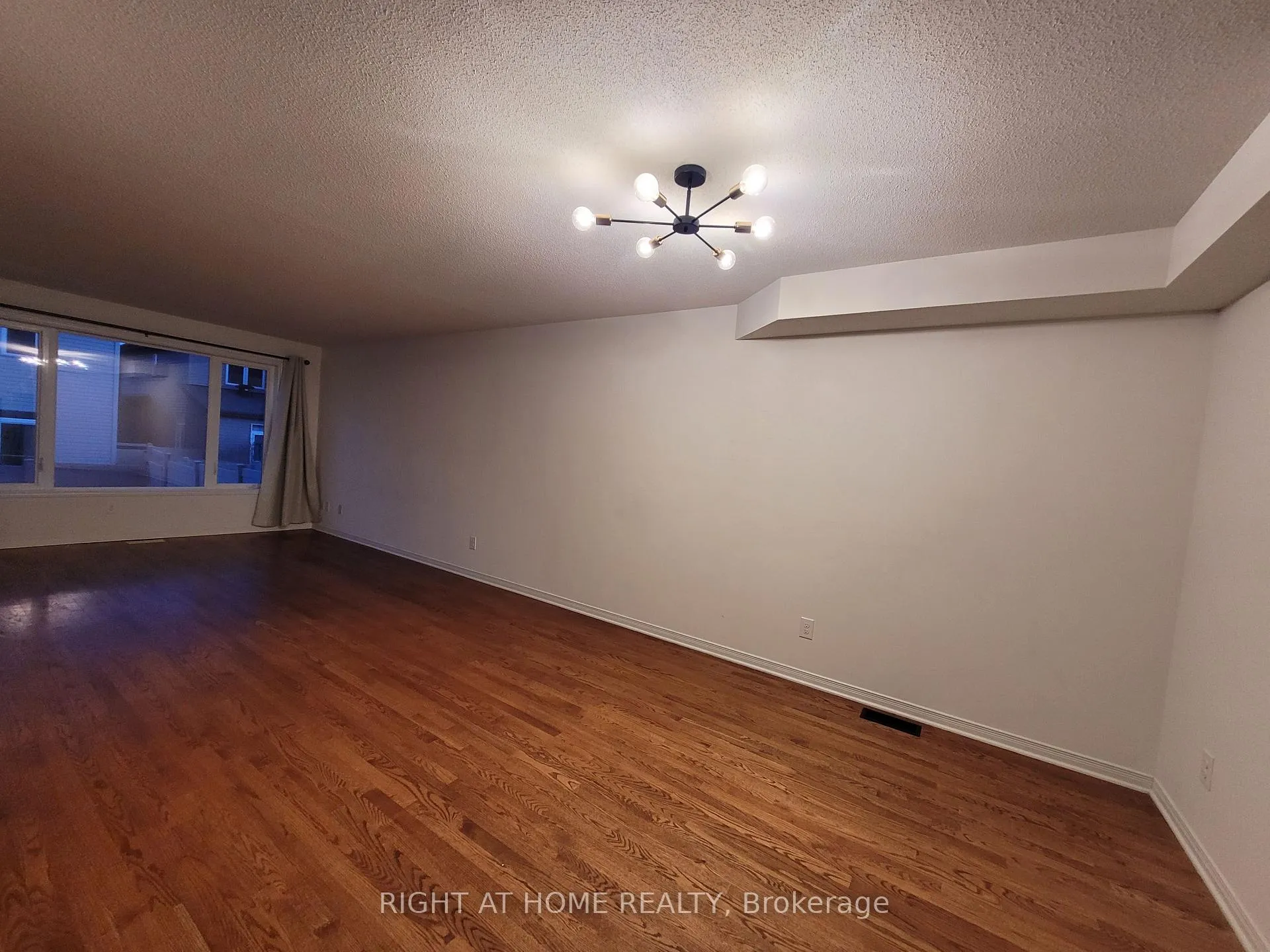 Photo 5 of 204 Rolling Meadow Crescent, Ottawa, Mer Bleue/Bradley Estates/Anderson Park — HOMEH