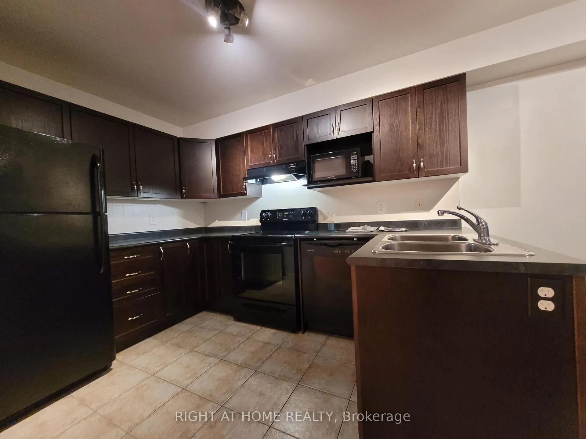 Photo 8 of 204 Rolling Meadow Crescent, Ottawa, Mer Bleue/Bradley Estates/Anderson Park — HOMEH