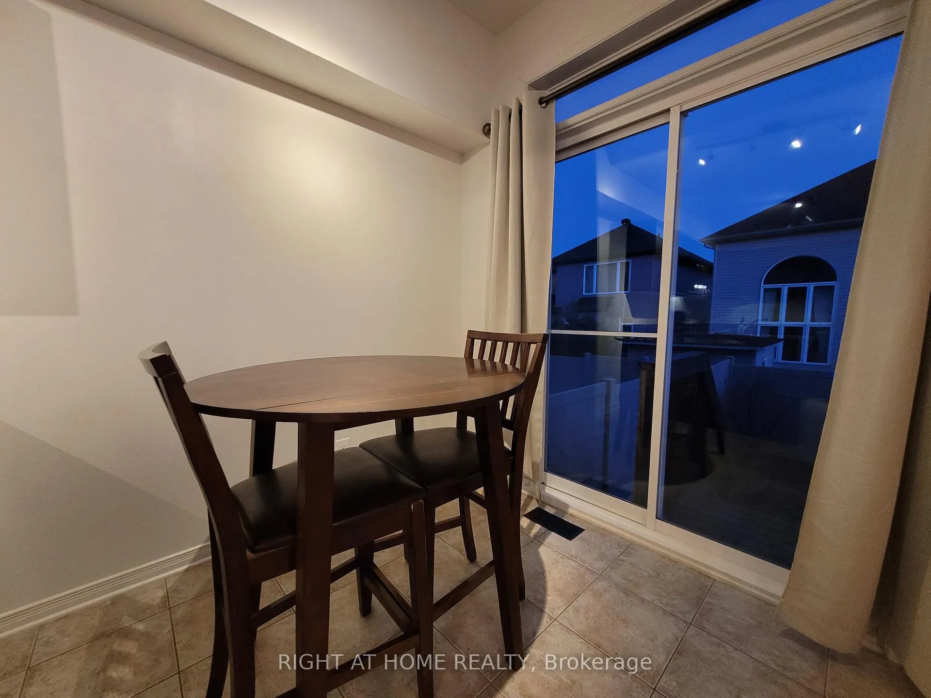 Photo 9 of 204 Rolling Meadow Crescent, Ottawa, Mer Bleue/Bradley Estates/Anderson Park — HOMEH