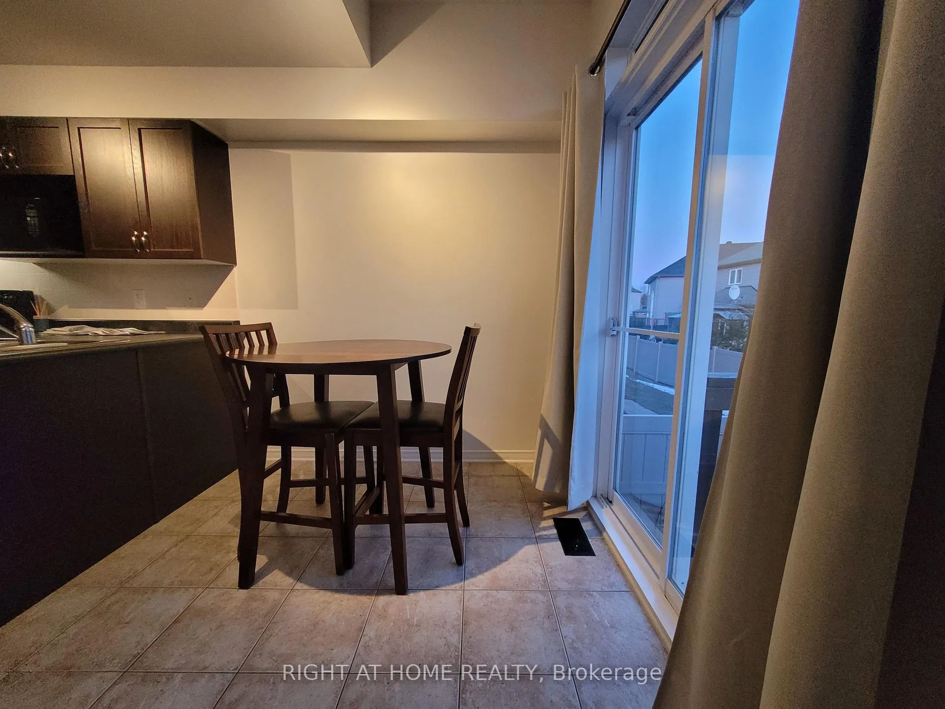 Photo 10 of 204 Rolling Meadow Crescent, Ottawa, Mer Bleue/Bradley Estates/Anderson Park — HOMEH