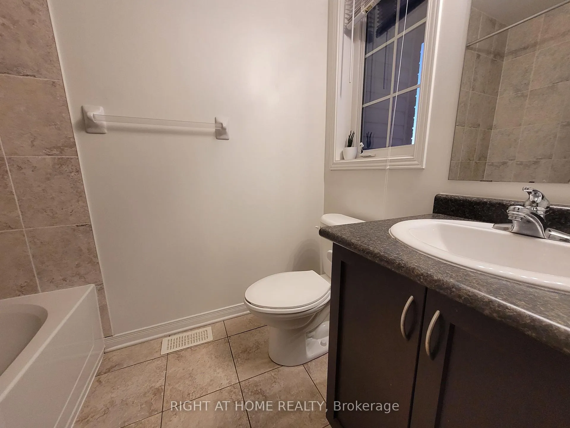 Photo 15 of 204 Rolling Meadow Crescent, Ottawa, Mer Bleue/Bradley Estates/Anderson Park — HOMEH