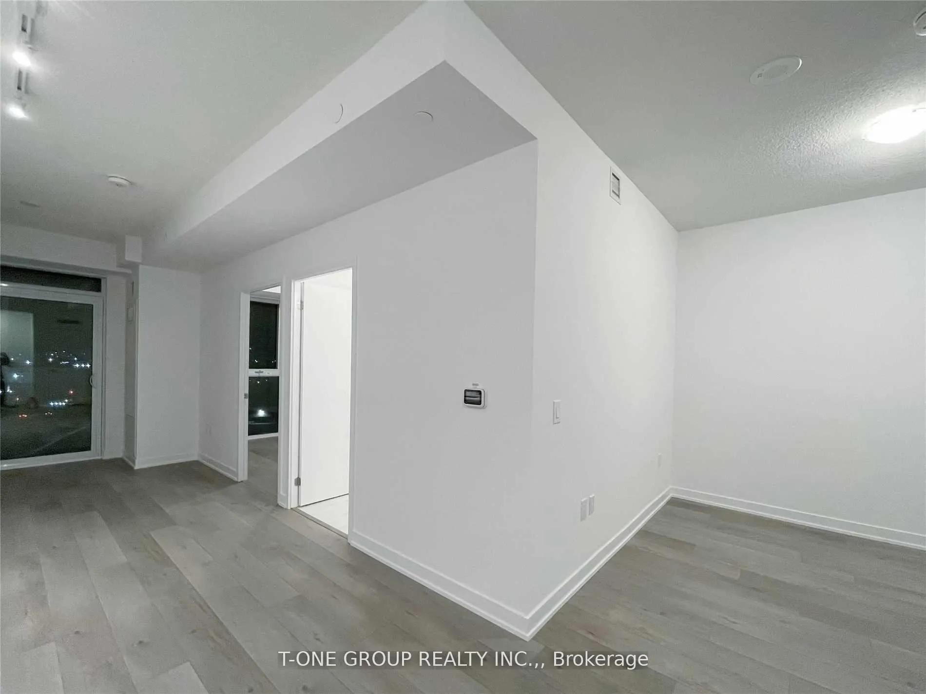 Photo 2 of Unit 815, 38 Honeycrisp Crescent, Vaughan, Vaughan Corporate Centre — HOMEH