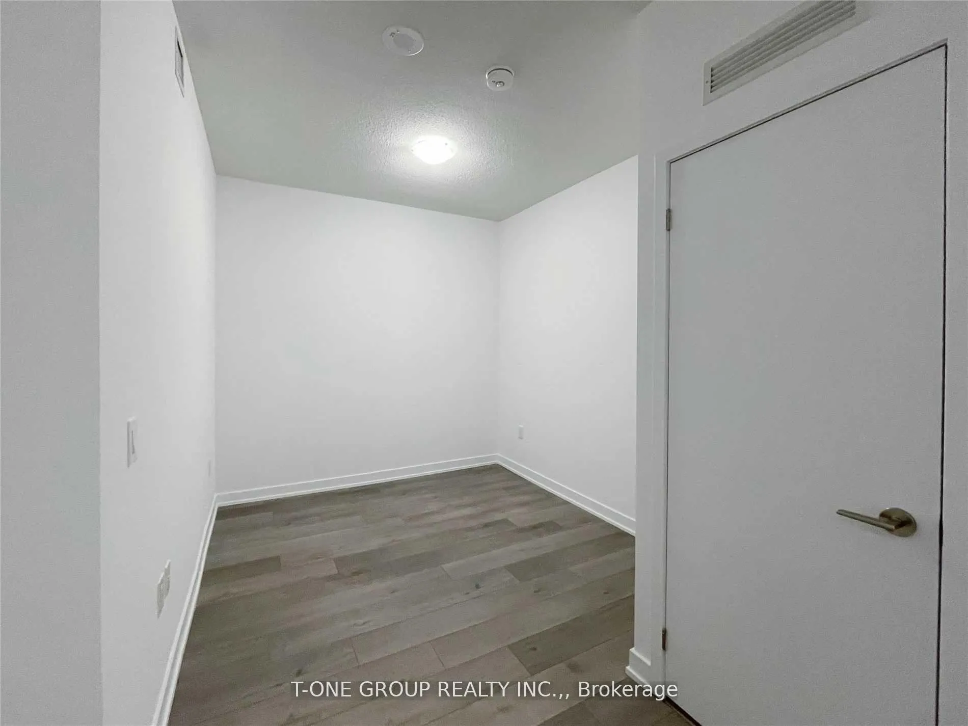 Photo 5 of Unit 815, 38 Honeycrisp Crescent, Vaughan, Vaughan Corporate Centre — HOMEH