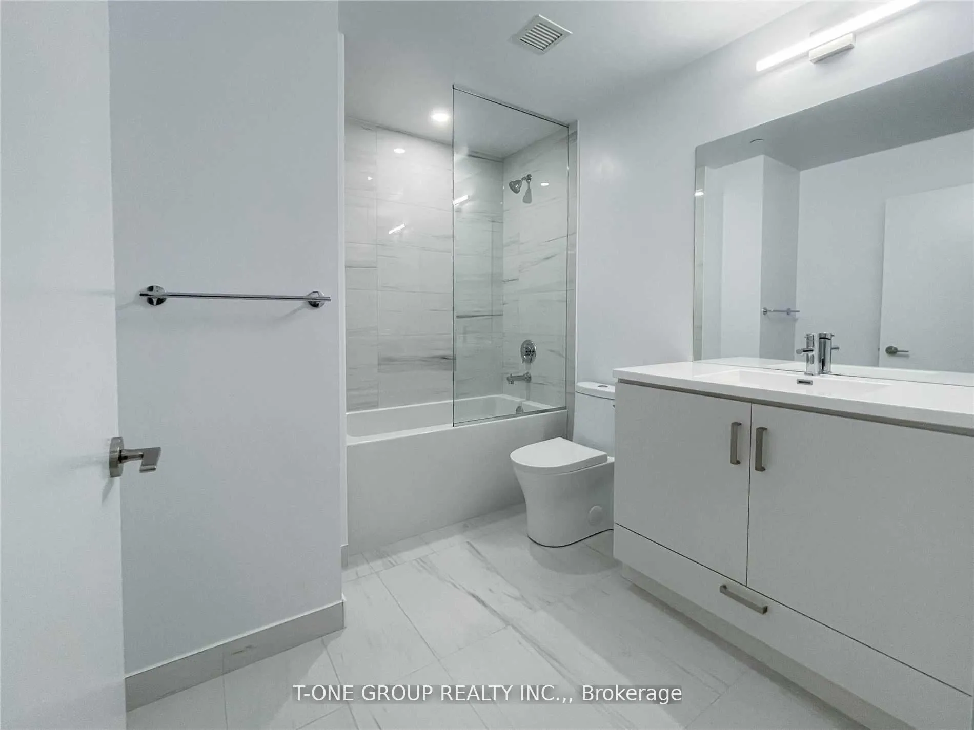 Photo 7 of Unit 815, 38 Honeycrisp Crescent, Vaughan, Vaughan Corporate Centre — HOMEH