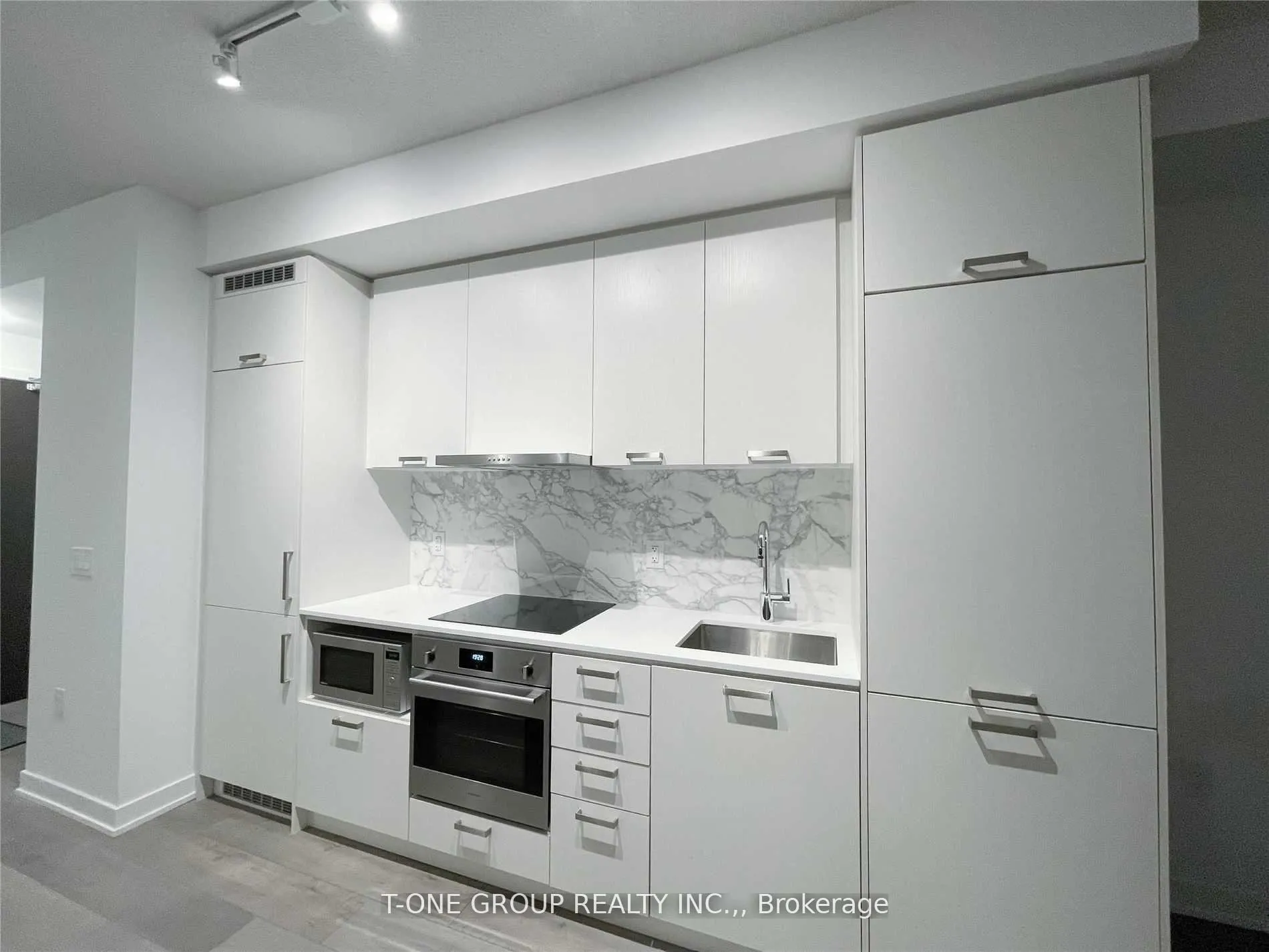 Photo 8 of Unit 815, 38 Honeycrisp Crescent, Vaughan, Vaughan Corporate Centre — HOMEH