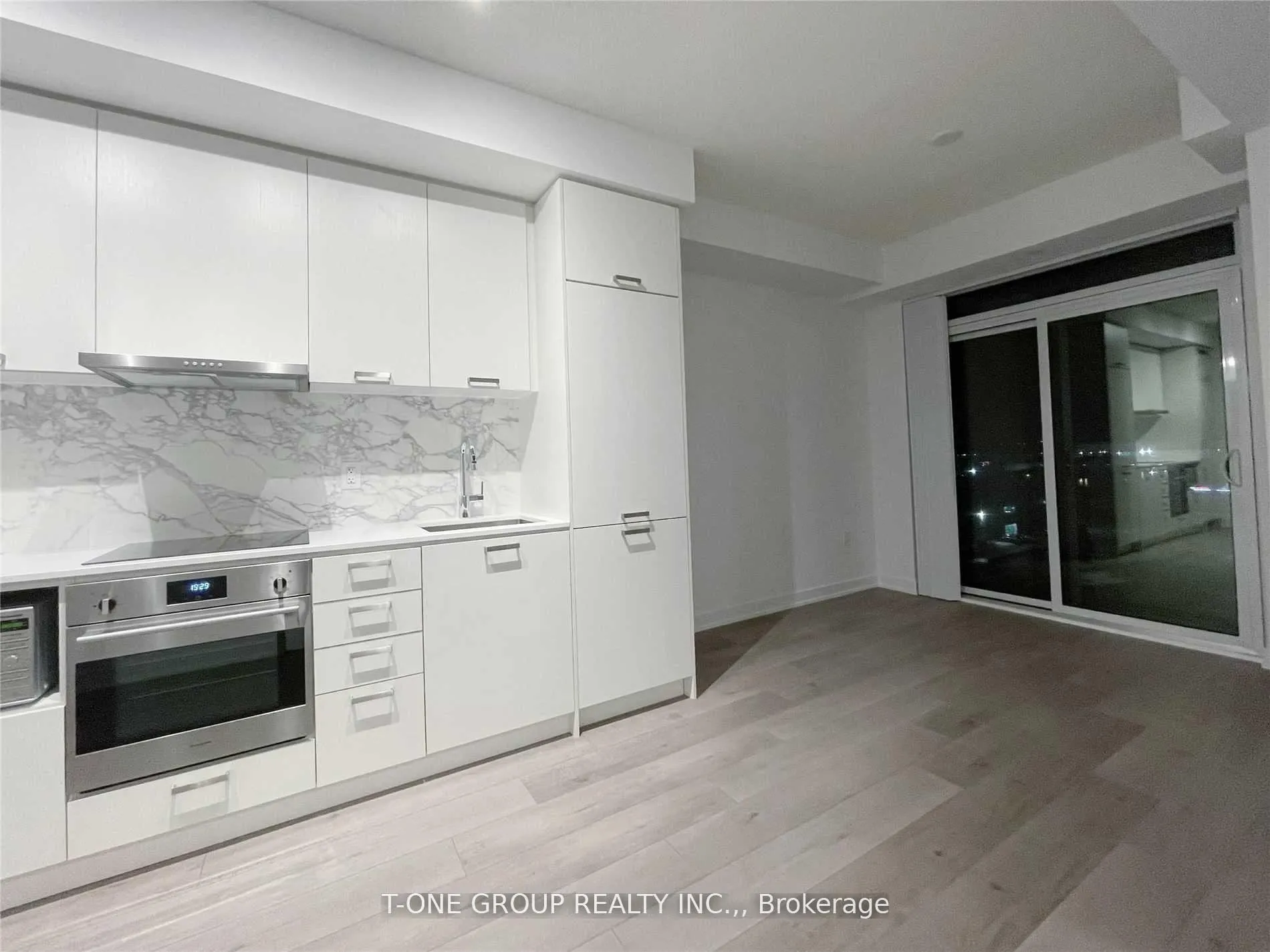 Photo 9 of Unit 815, 38 Honeycrisp Crescent, Vaughan, Vaughan Corporate Centre — HOMEH