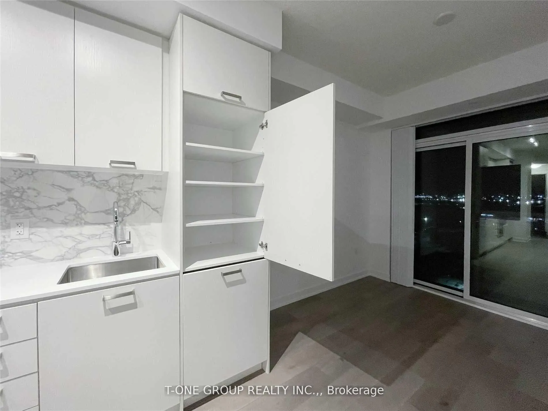 Photo 10 of Unit 815, 38 Honeycrisp Crescent, Vaughan, Vaughan Corporate Centre — HOMEH