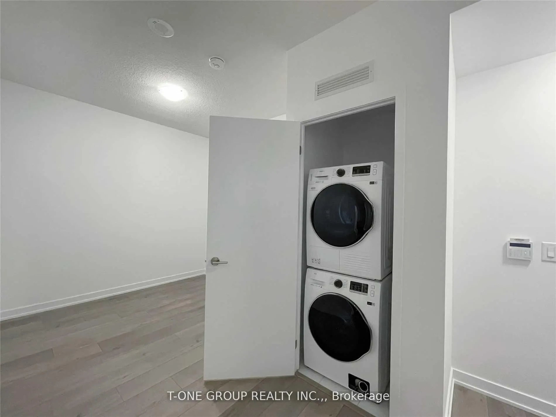 Photo 13 of Unit 815, 38 Honeycrisp Crescent, Vaughan, Vaughan Corporate Centre — HOMEH