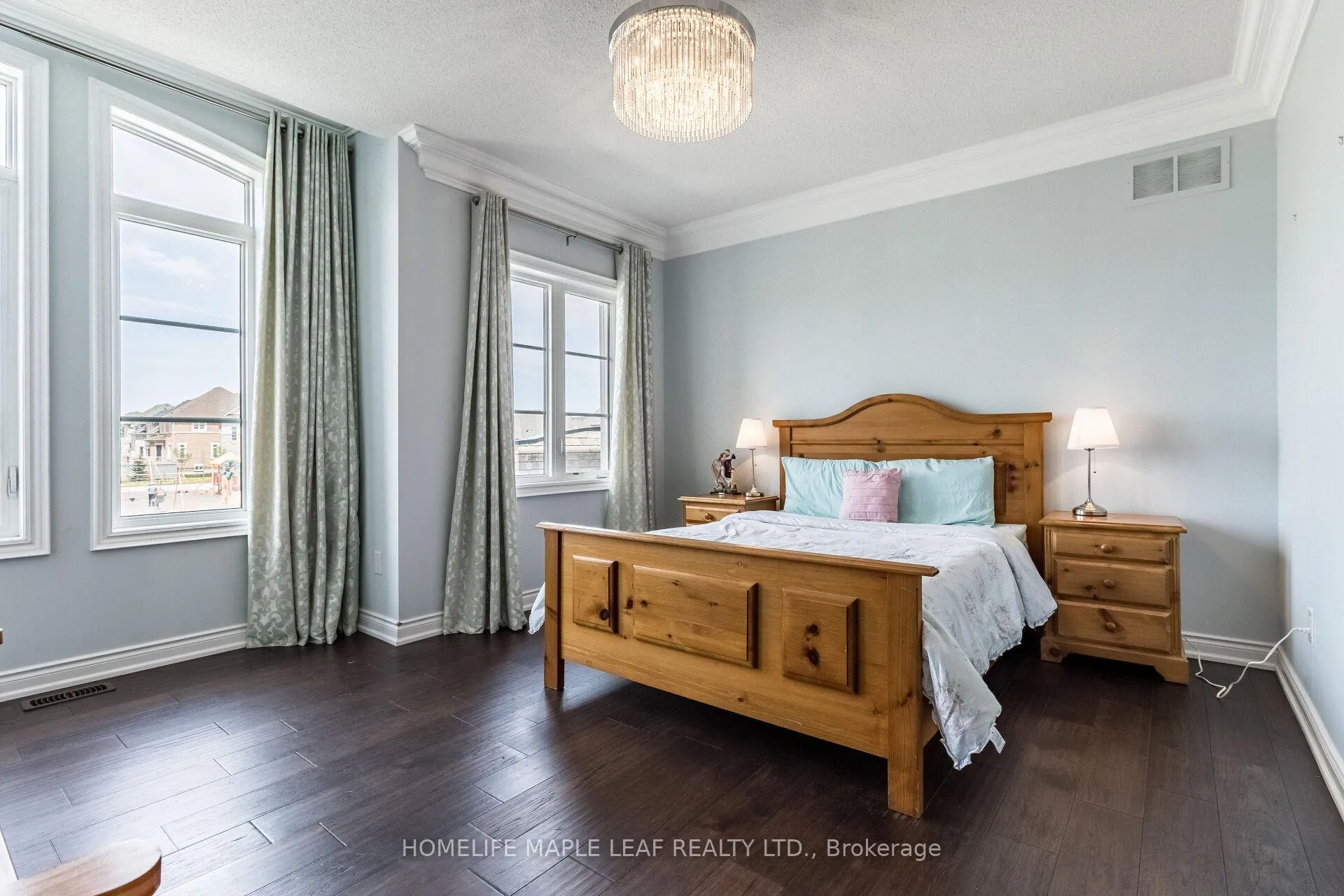 Photo 33 of 44 Herringbone Crescent, Brampton, Toronto Gore Rural Estate — HOMEH