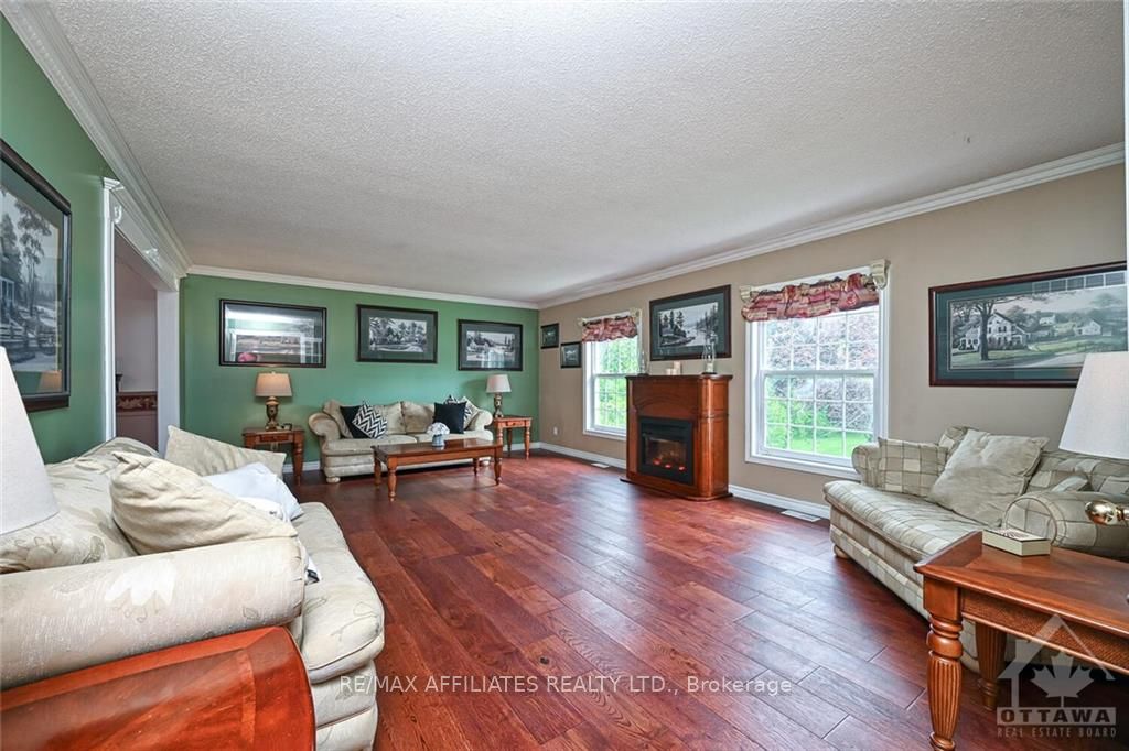 Photo 4 of 428 Queen Street, Smiths Falls — HOMEH