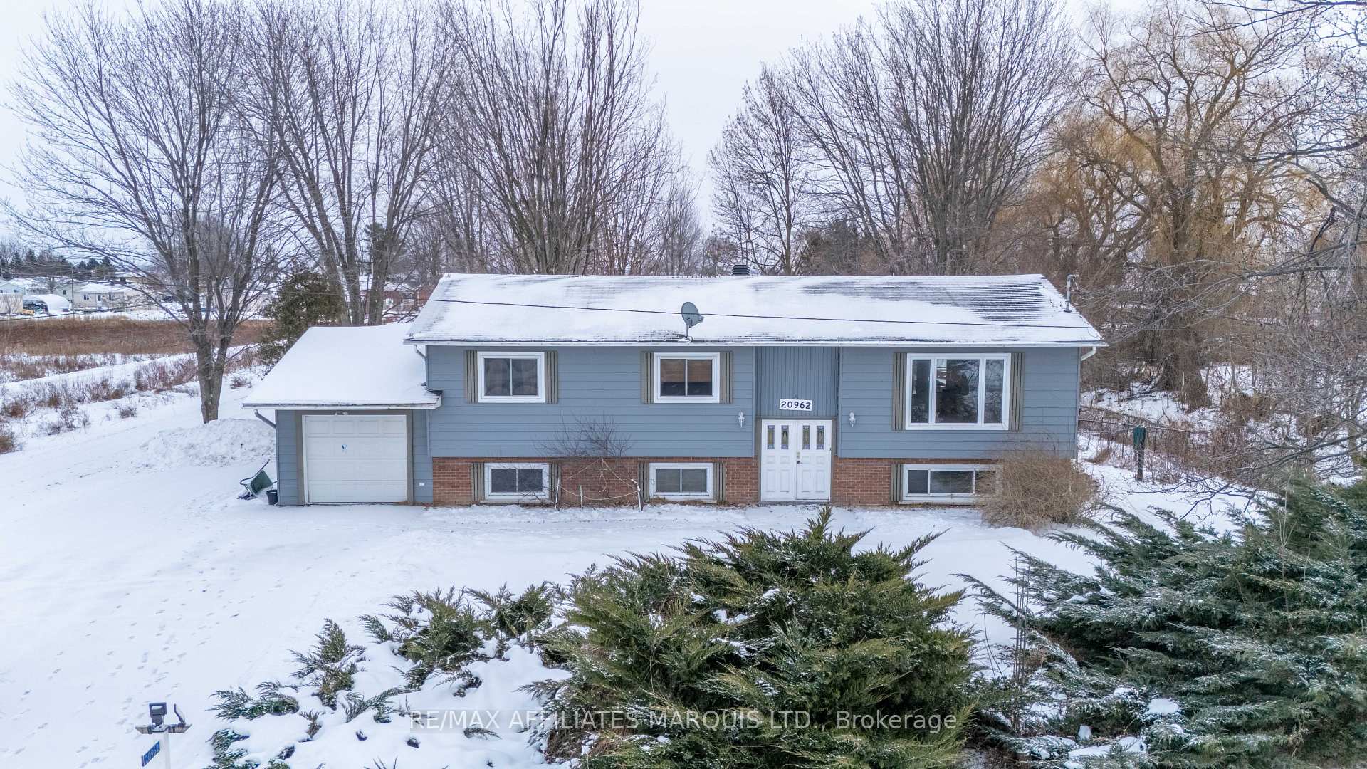 Front of 20962 South Service Road