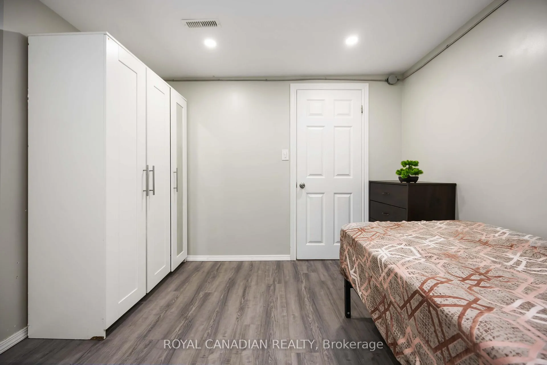 Photo 32 of 1057 King Street E, Oshawa, Donevan — HOMEH