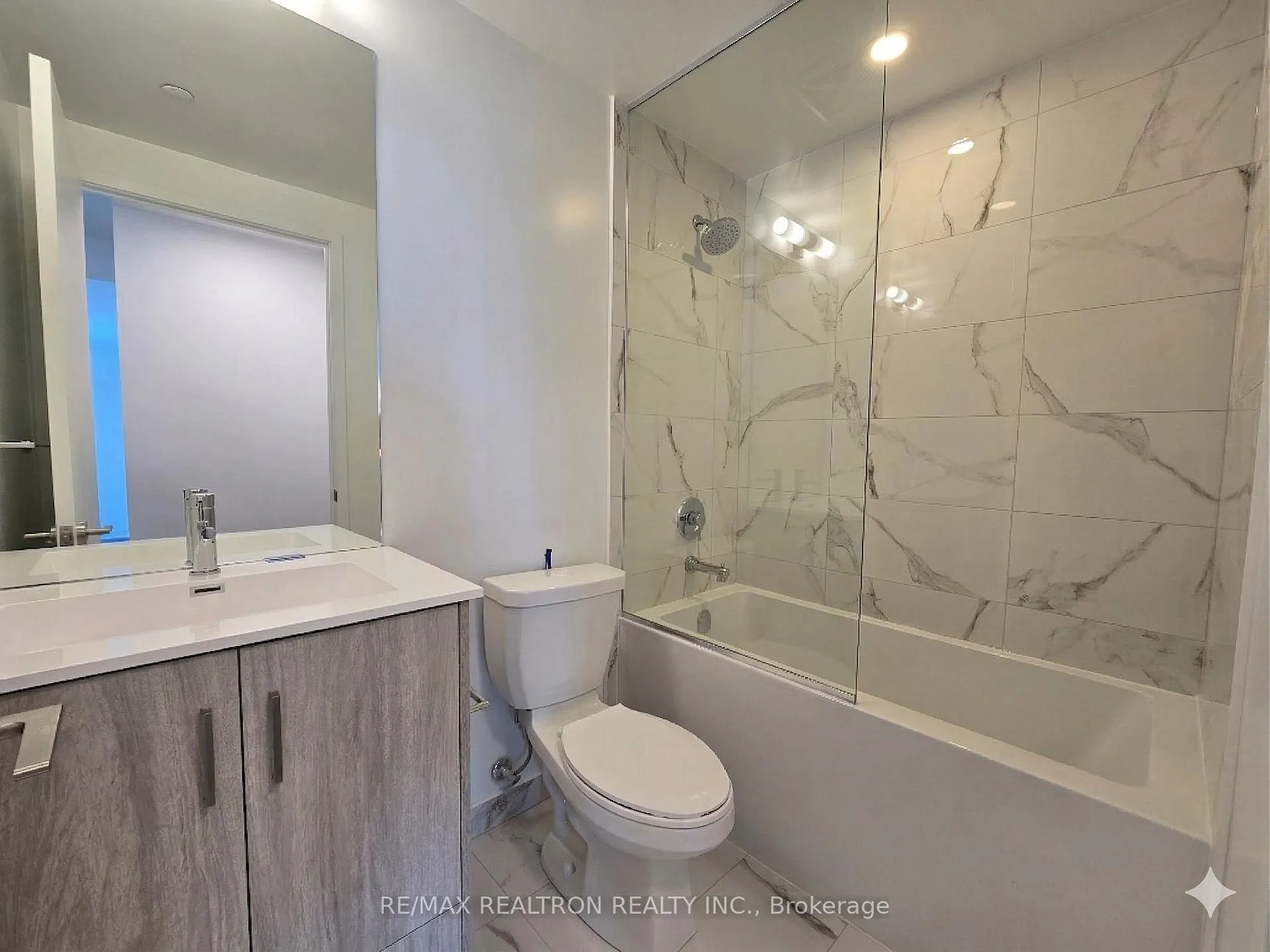 Photo 8 of Unit 3905, 180 Front Street E, Toronto, Moss Park — HOMEH