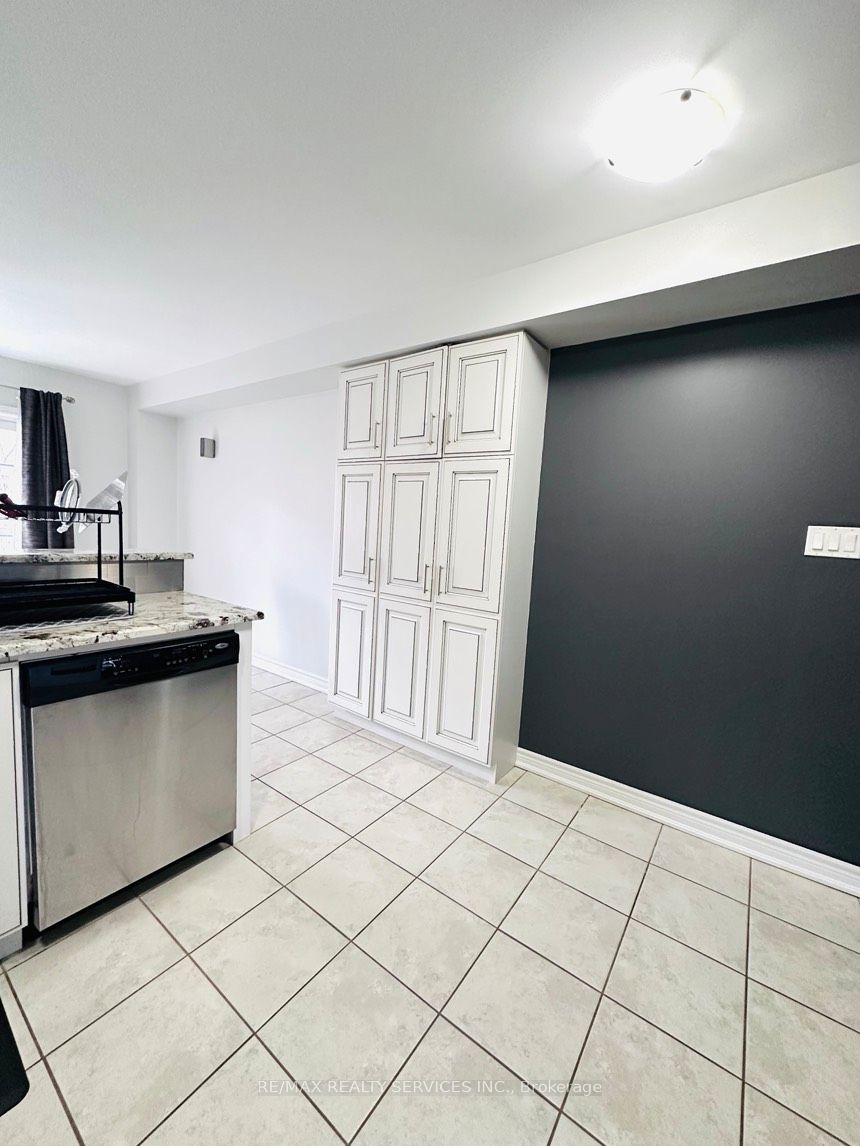 Photo 11 of 29 Peach Drive, Brampton, Sandringham-Wellington — HOMEH