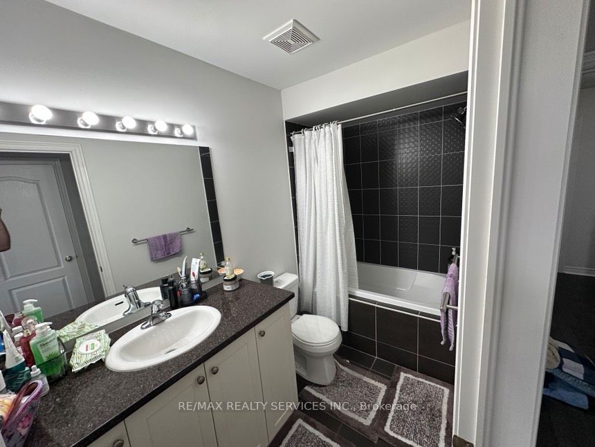 Photo 15 of 29 Peach Drive, Brampton, Sandringham-Wellington — HOMEH