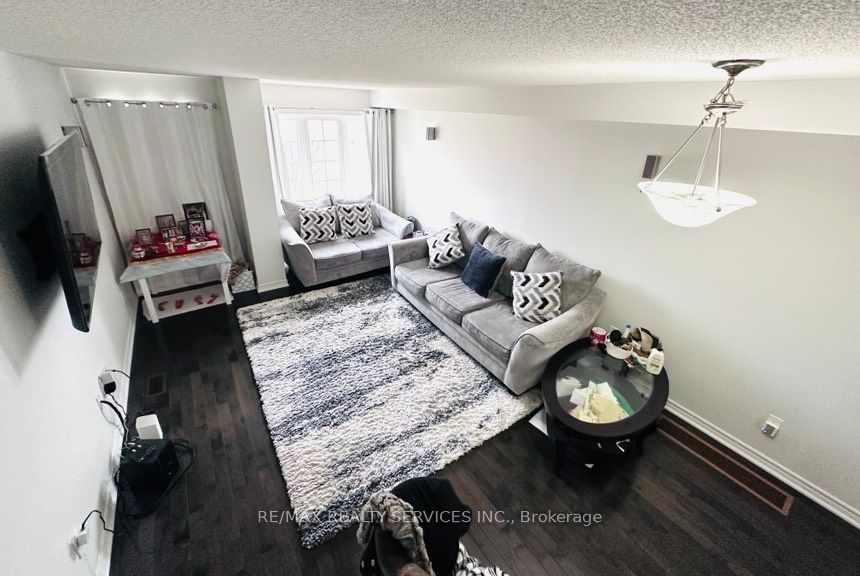 Photo 12 of 29 Peach Drive, Brampton, Sandringham-Wellington — HOMEH