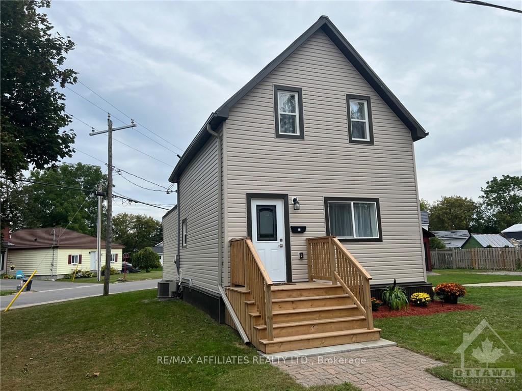 Photo 2 of 27 Anne Street, Smiths Falls — HOMEH