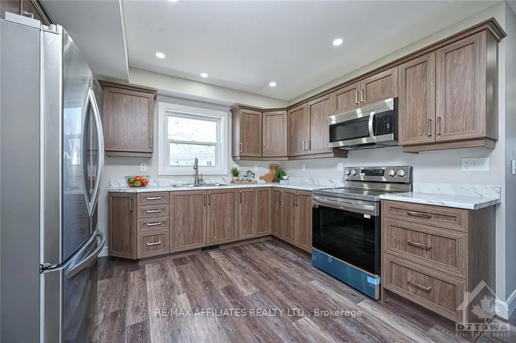 Photo 15 of 27 Anne Street, Smiths Falls — HOMEH