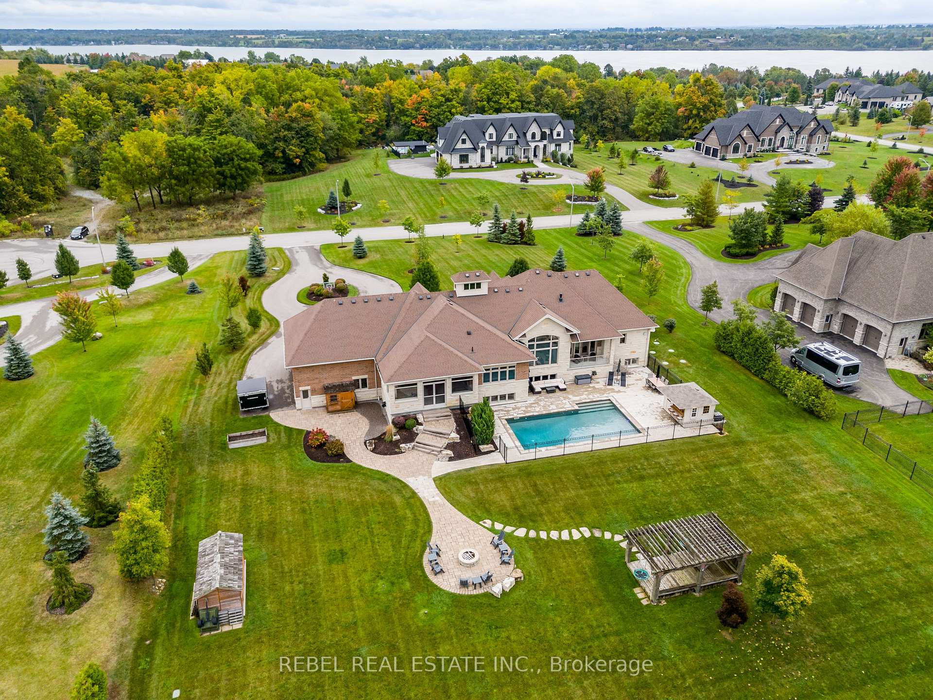 Photo 2 of 27 Clyde Court, Scugog, Port Perry — HOMEH