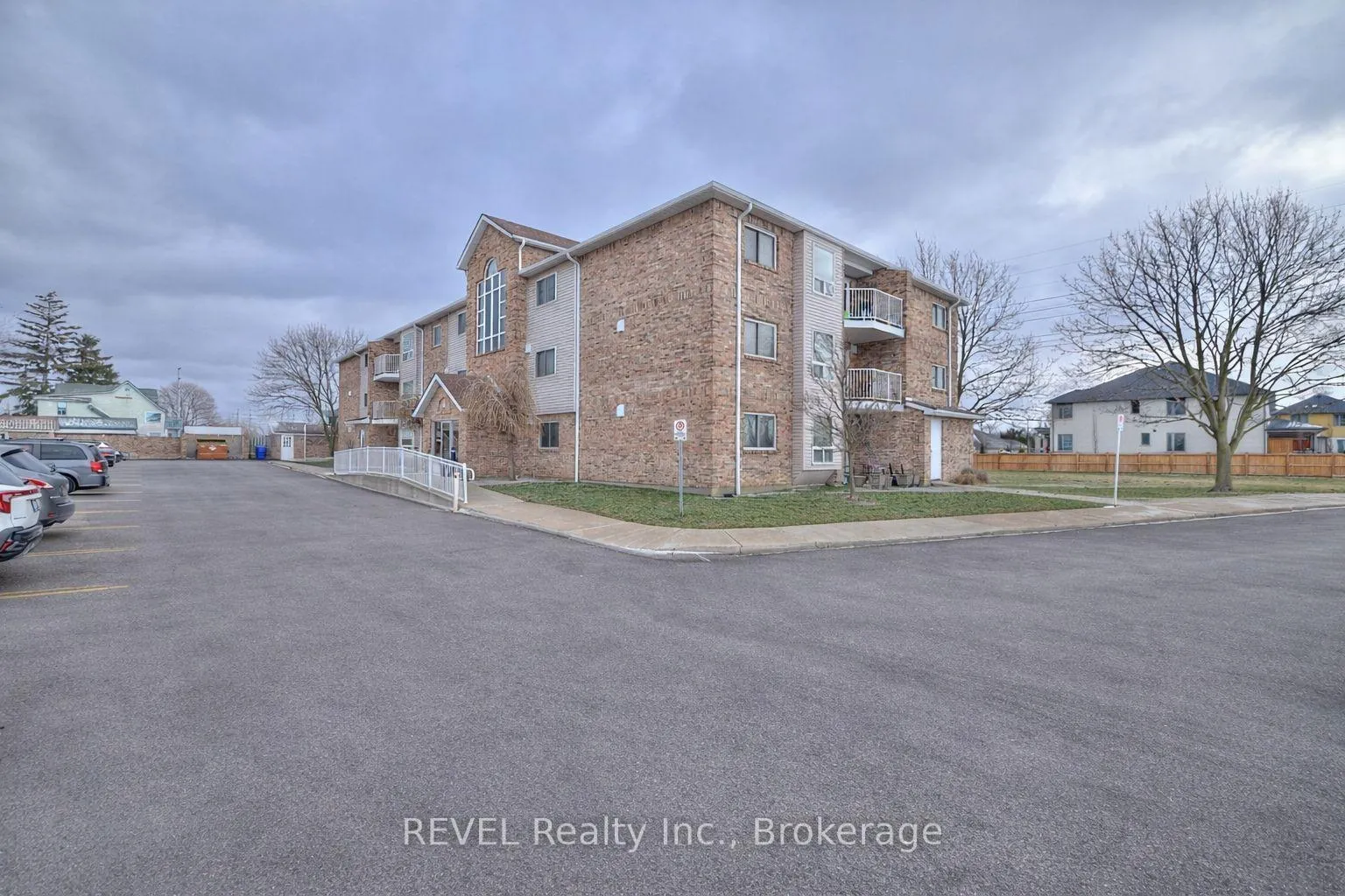 Front of Unit 106, 1061 Vansickle Road