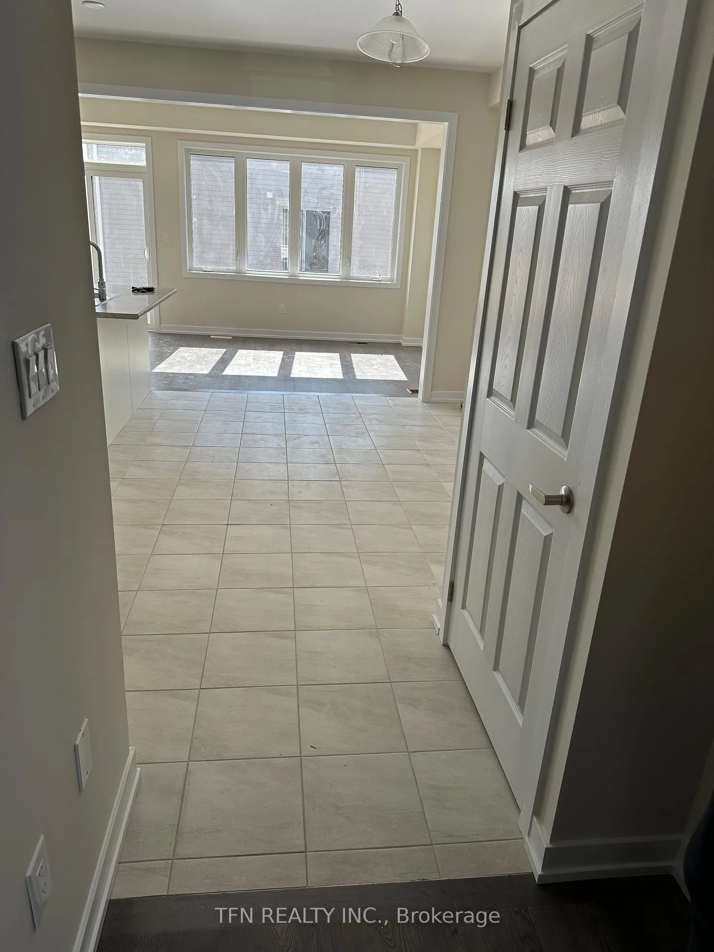 Photo 8 of 16 Lilac Circle, Haldimand — HOMEH