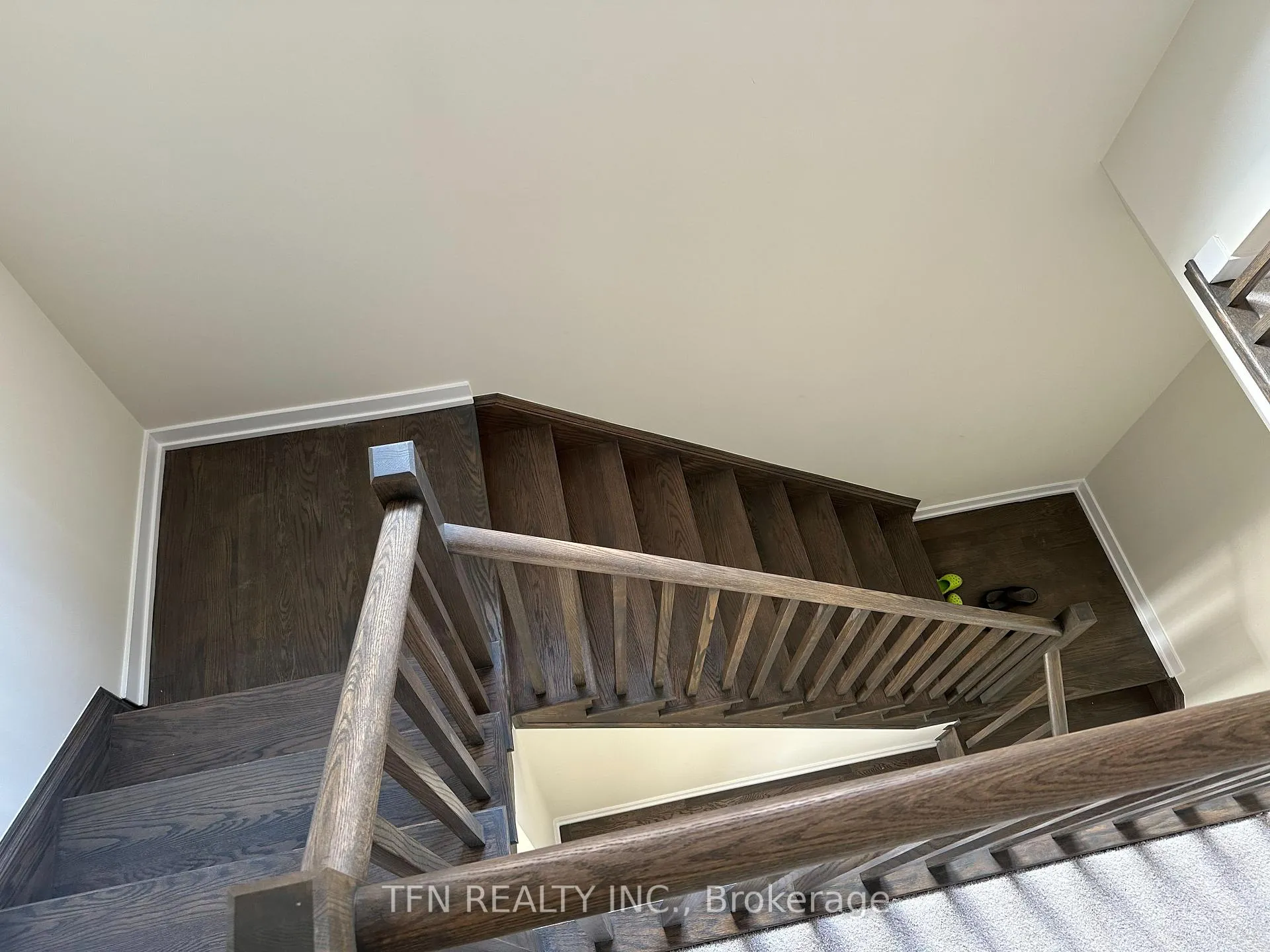 Photo 10 of 16 Lilac Circle, Haldimand — HOMEH