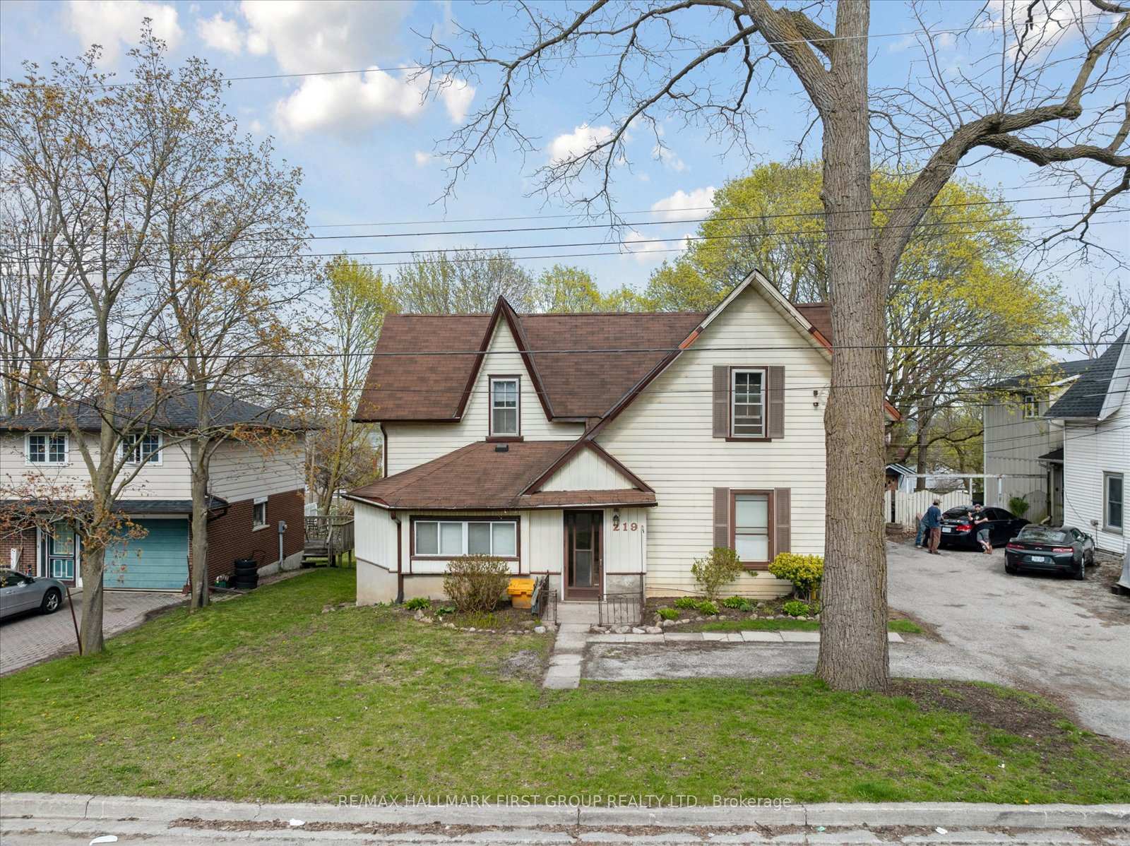 Front of 219 Cochrane Street