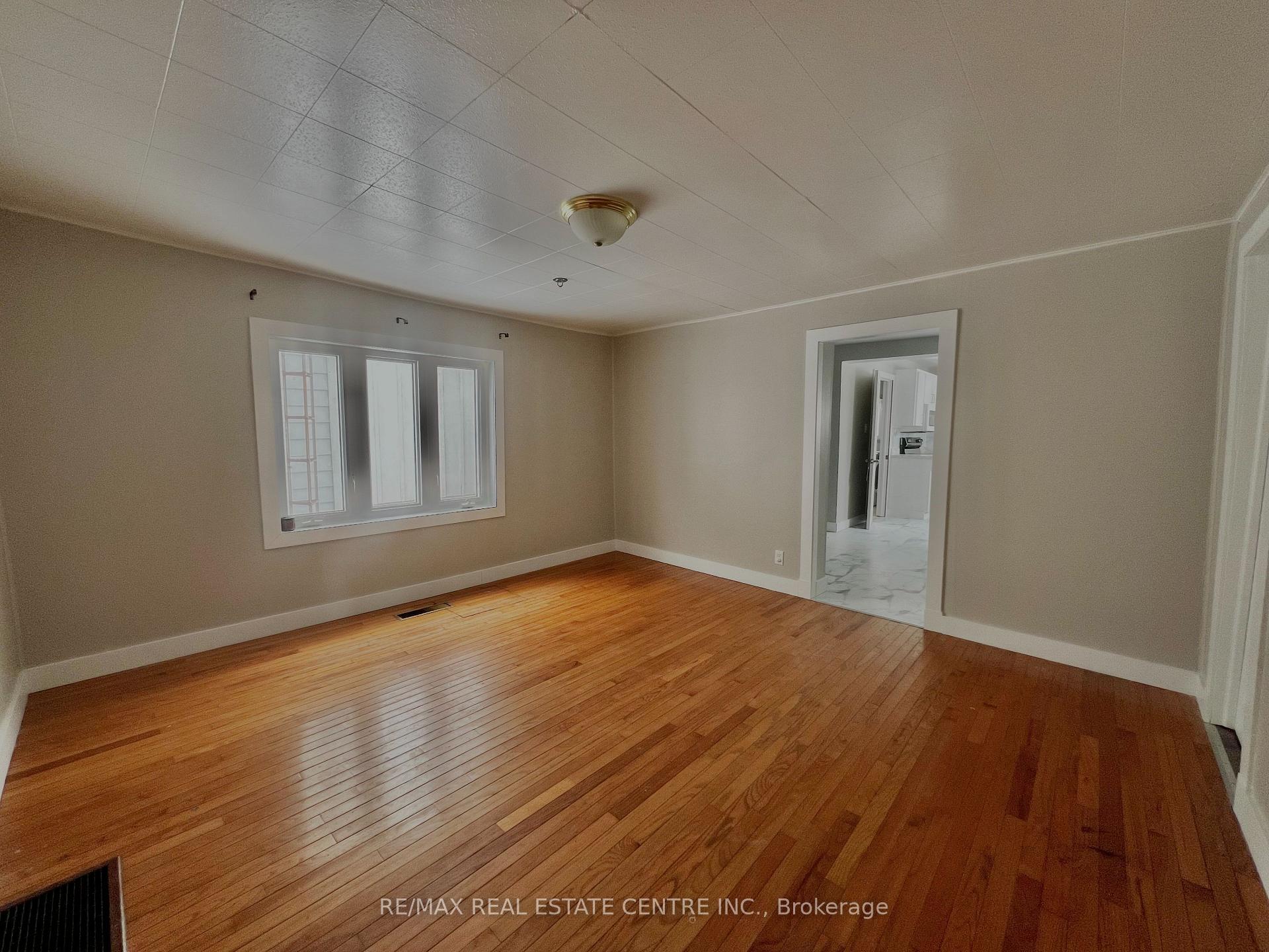 Photo 11 of 310 Andrew Street, Shelburne — HOMEH
