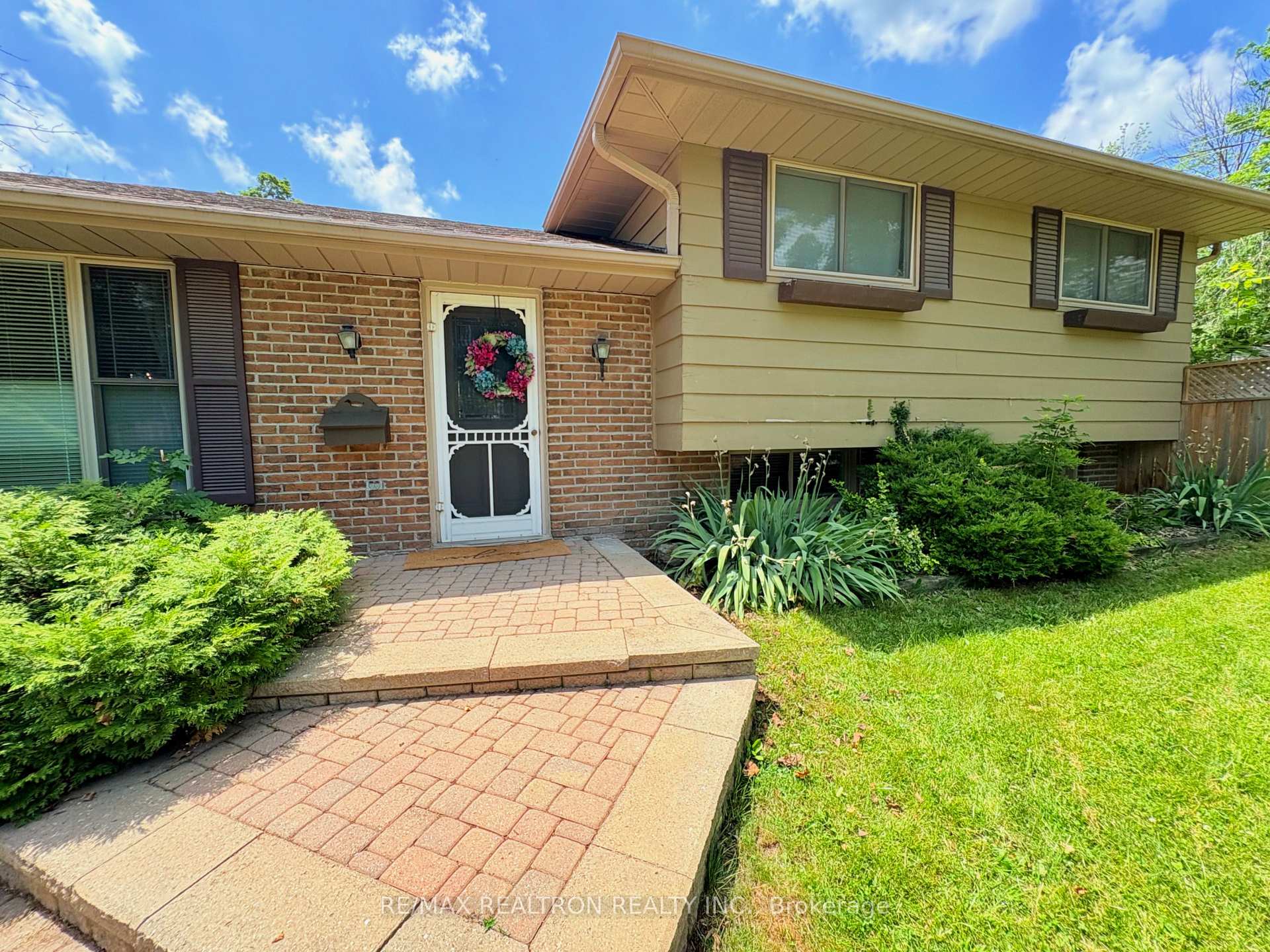 Front of 323 Lindan Avenue W