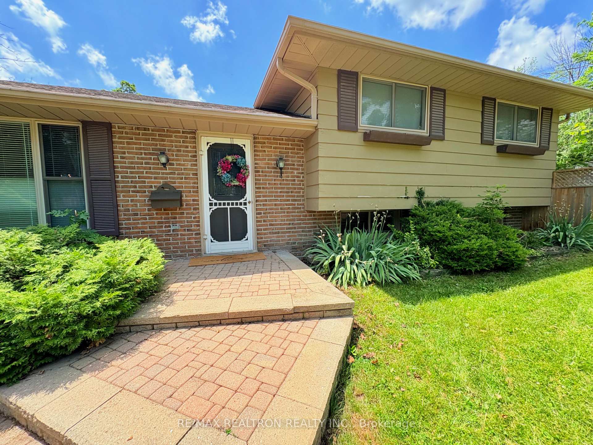 Front of 323 Lindan Avenue W