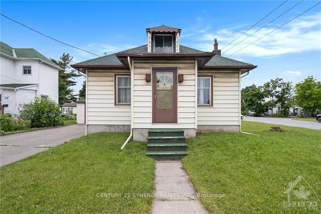 Front of 46 Cornelia Street E