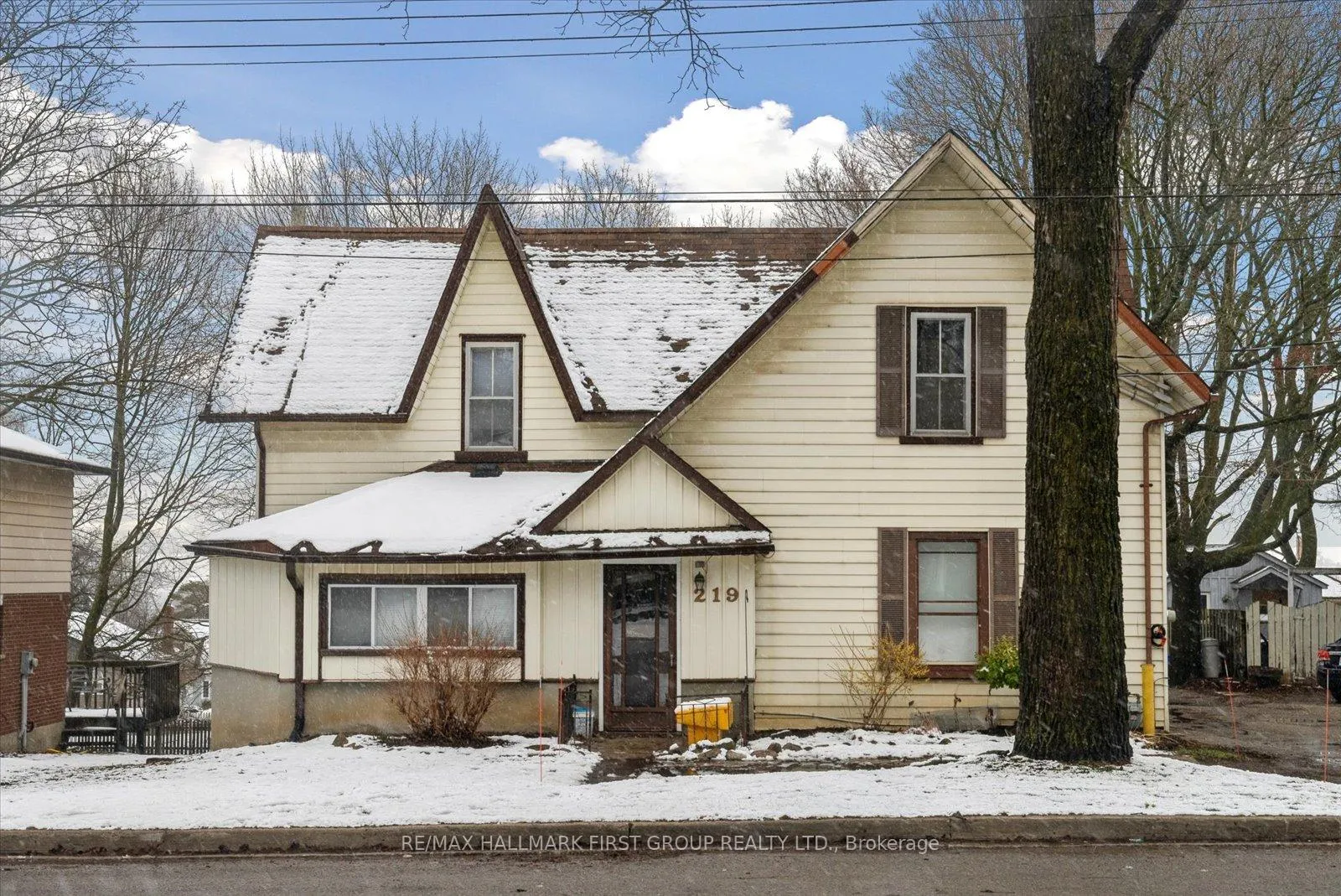 Front of 219 Cochrane Street