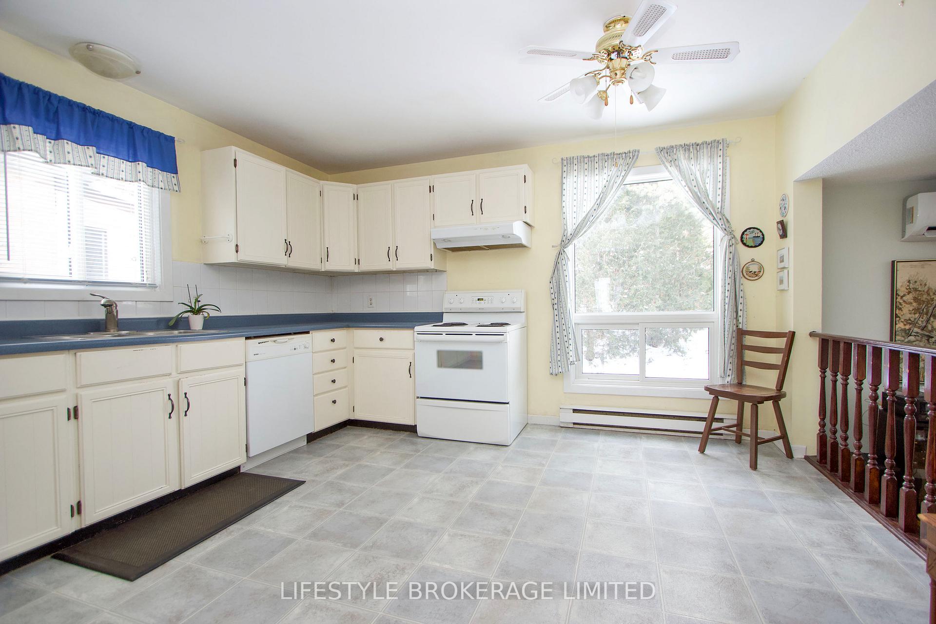 Photo 8 of 13 Applewood Crescent, Scugog, Port Perry — HOMEH