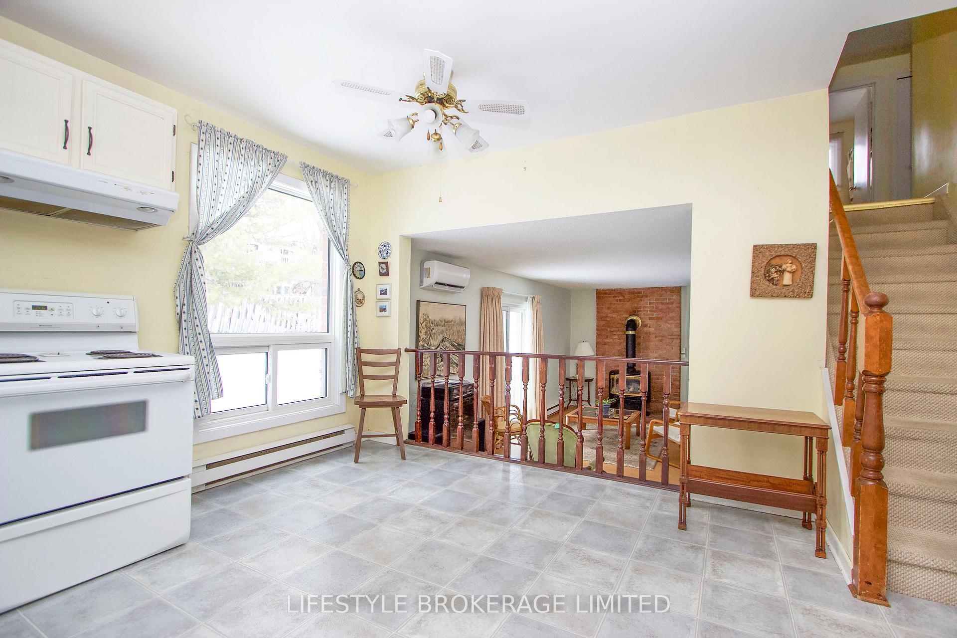 Photo 9 of 13 Applewood Crescent, Scugog, Port Perry — HOMEH
