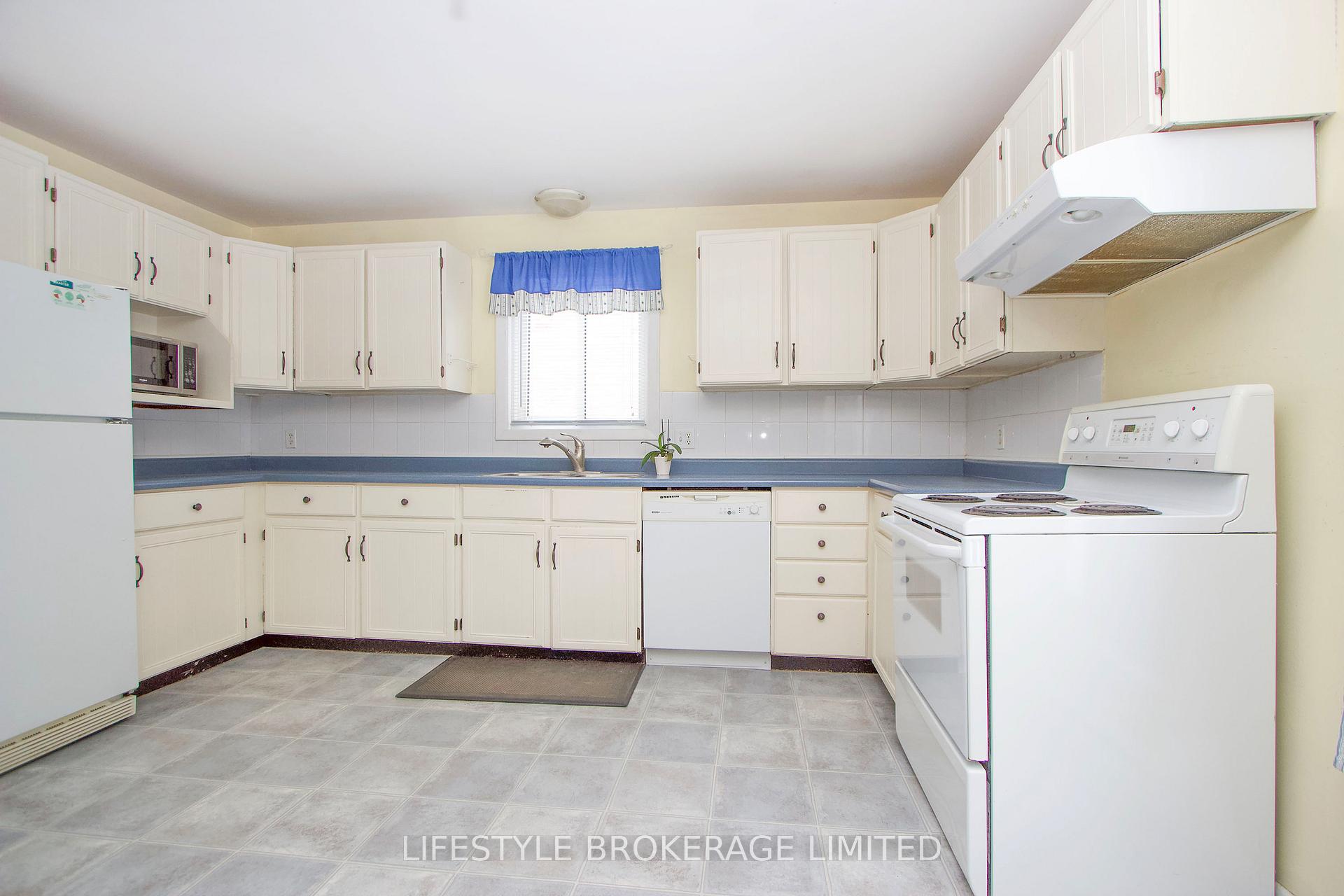 Photo 11 of 13 Applewood Crescent, Scugog, Port Perry — HOMEH