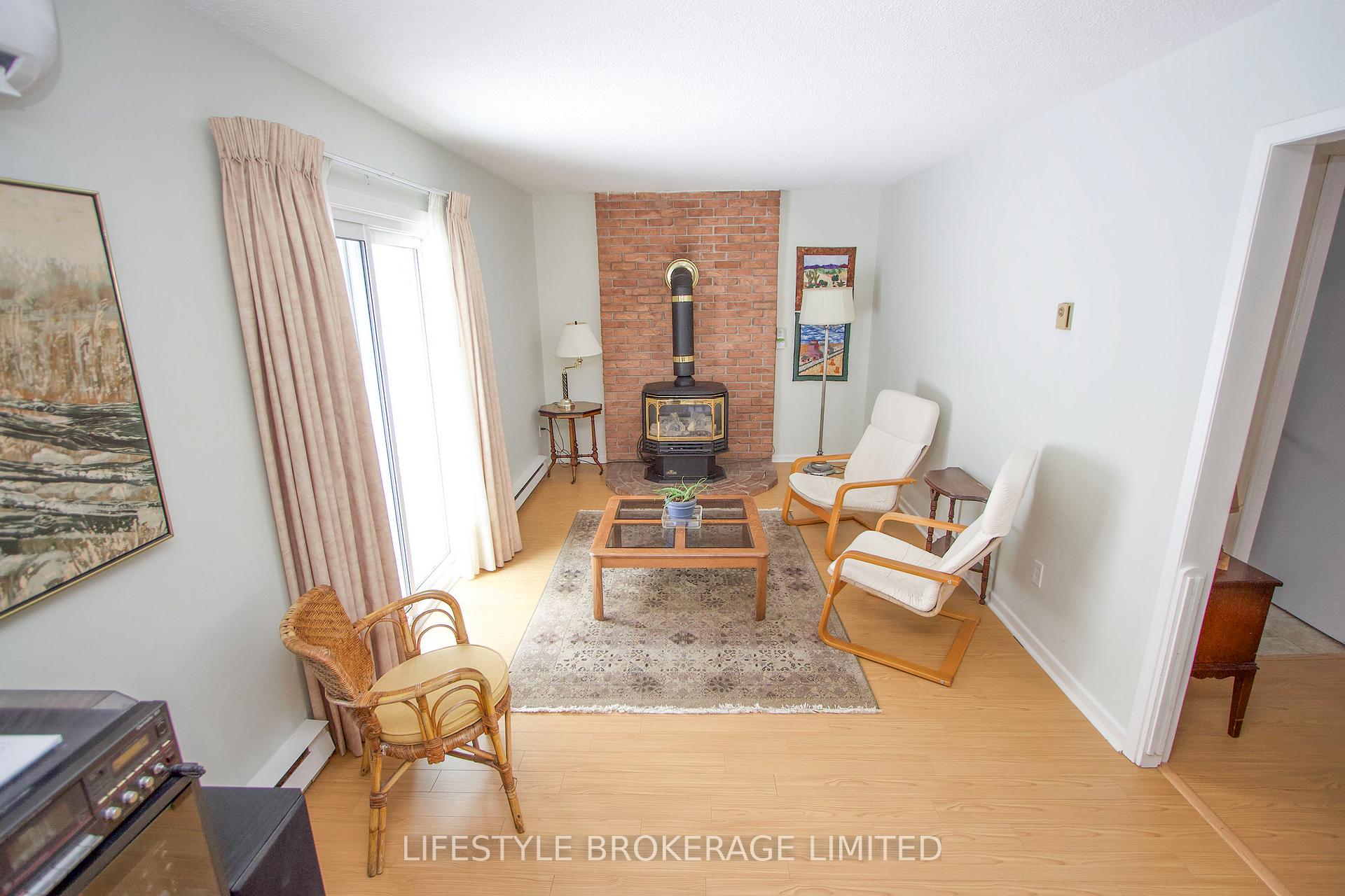 Photo 12 of 13 Applewood Crescent, Scugog, Port Perry — HOMEH