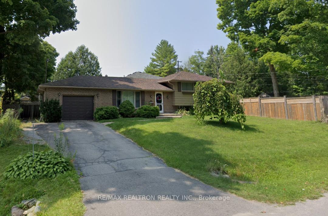 Front of 323 Lindan Avenue W