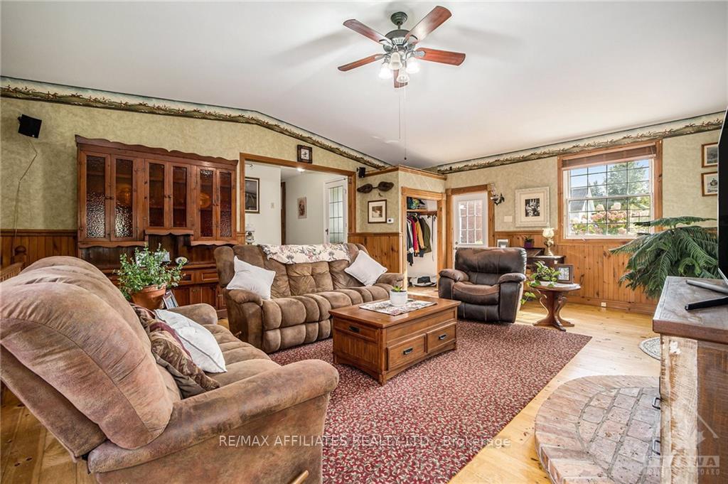 Photo 3 of 15 Carleton Street, Rideau Lakes, Rideau Lakes (Newboro) Twp — HOMEH