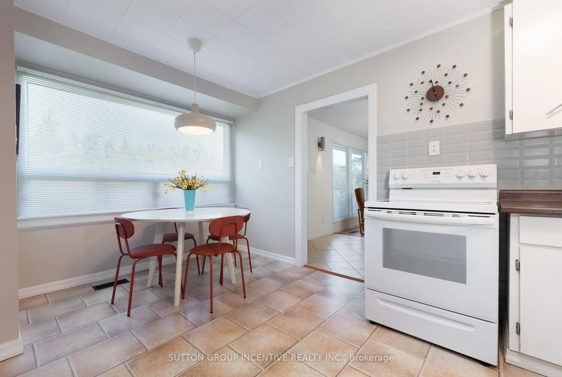 Photo 10 of 1171 Carson Road, Springwater, Midhurst — HOMEH