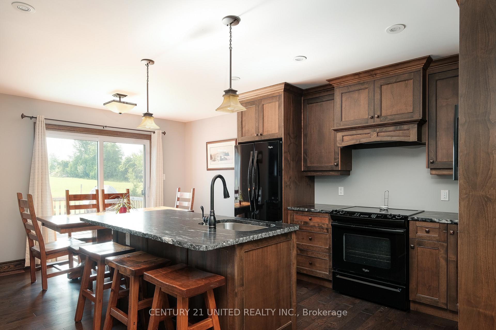 Photo 6 of 1188 Connaught Drive, Selwyn — HOMEH