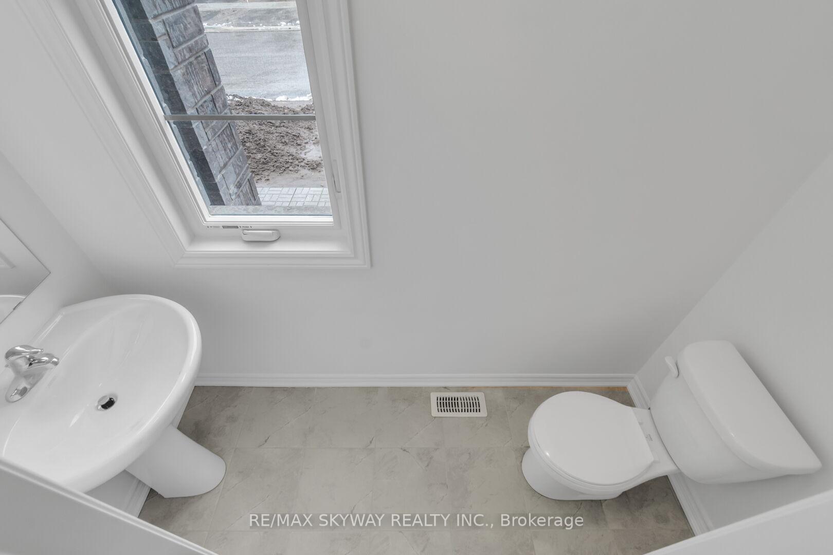 Photo 10 of 2 Sassafras Road, Springwater, Midhurst — HOMEH