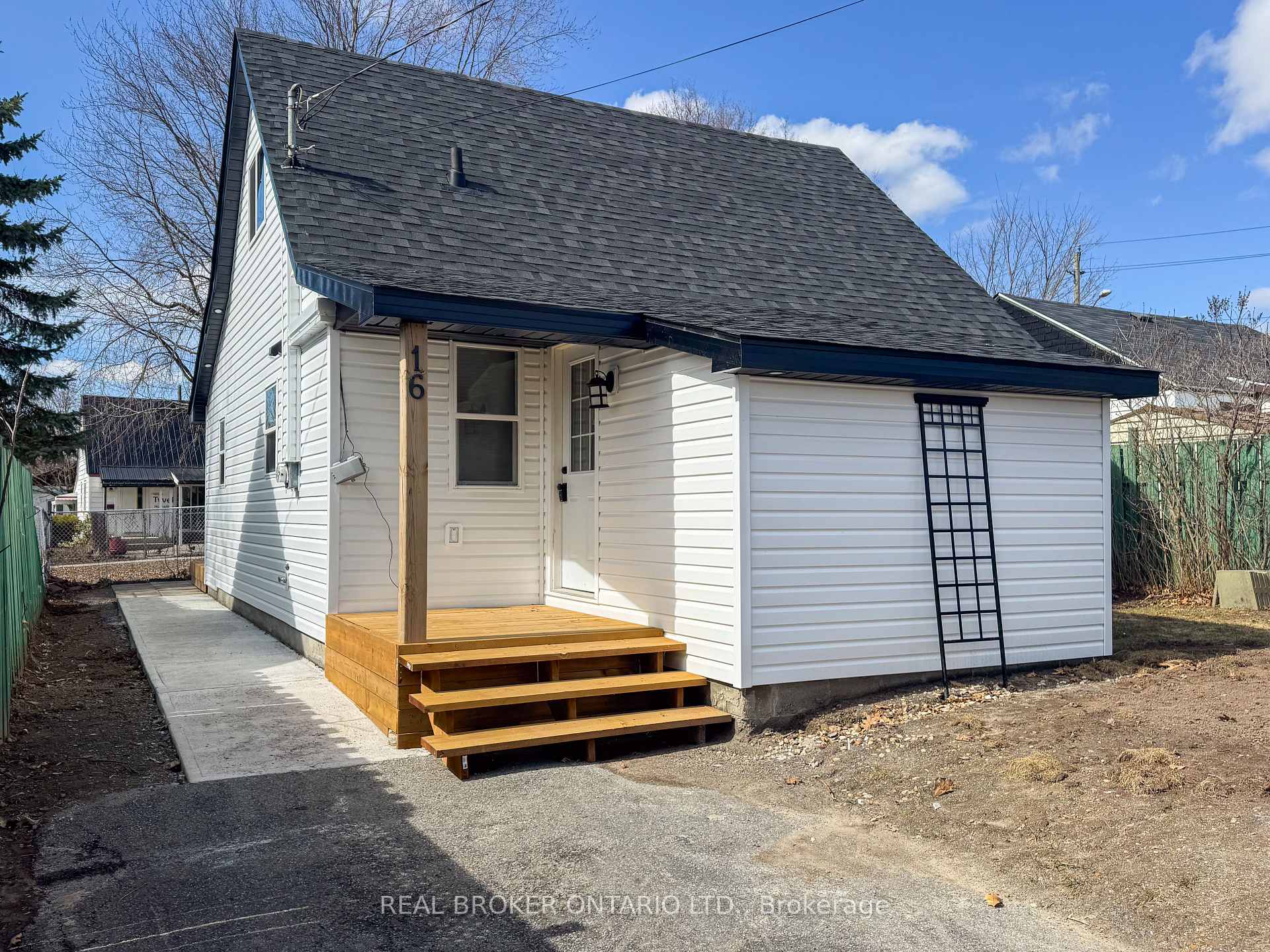 Photo 1 of 16 Churchill Crescent, Smiths Falls — HOMEH