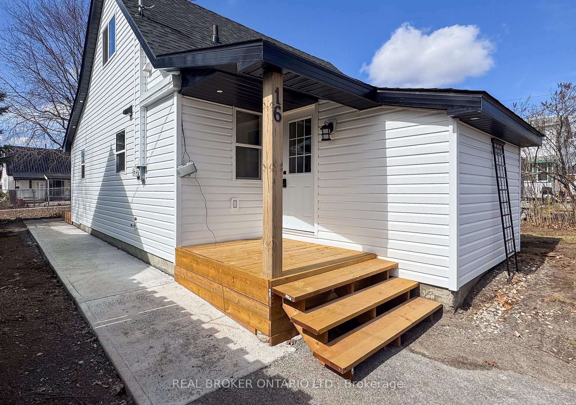 Photo 2 of 16 Churchill Crescent, Smiths Falls — HOMEH